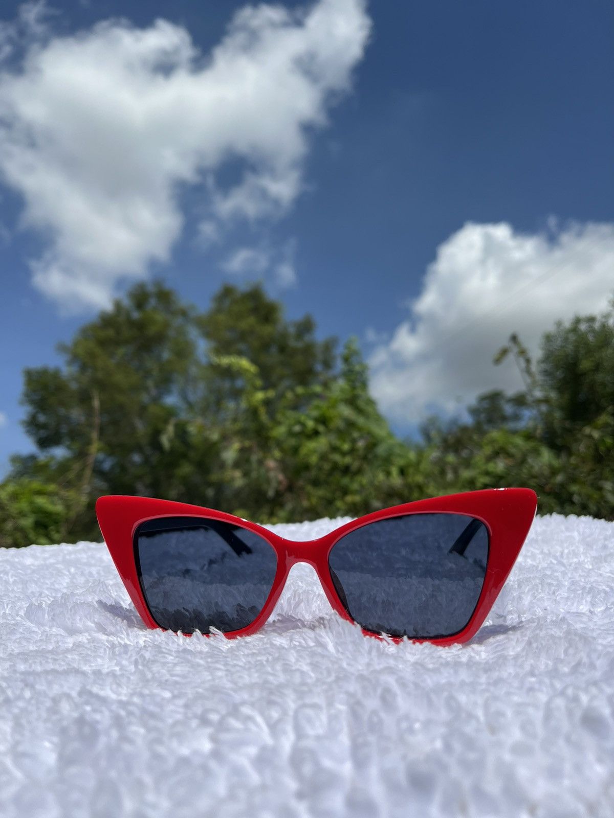 Vintage Bright Retro red cat eye sunglasses with blue black lens Size ONE SIZE - 3 Thumbnail