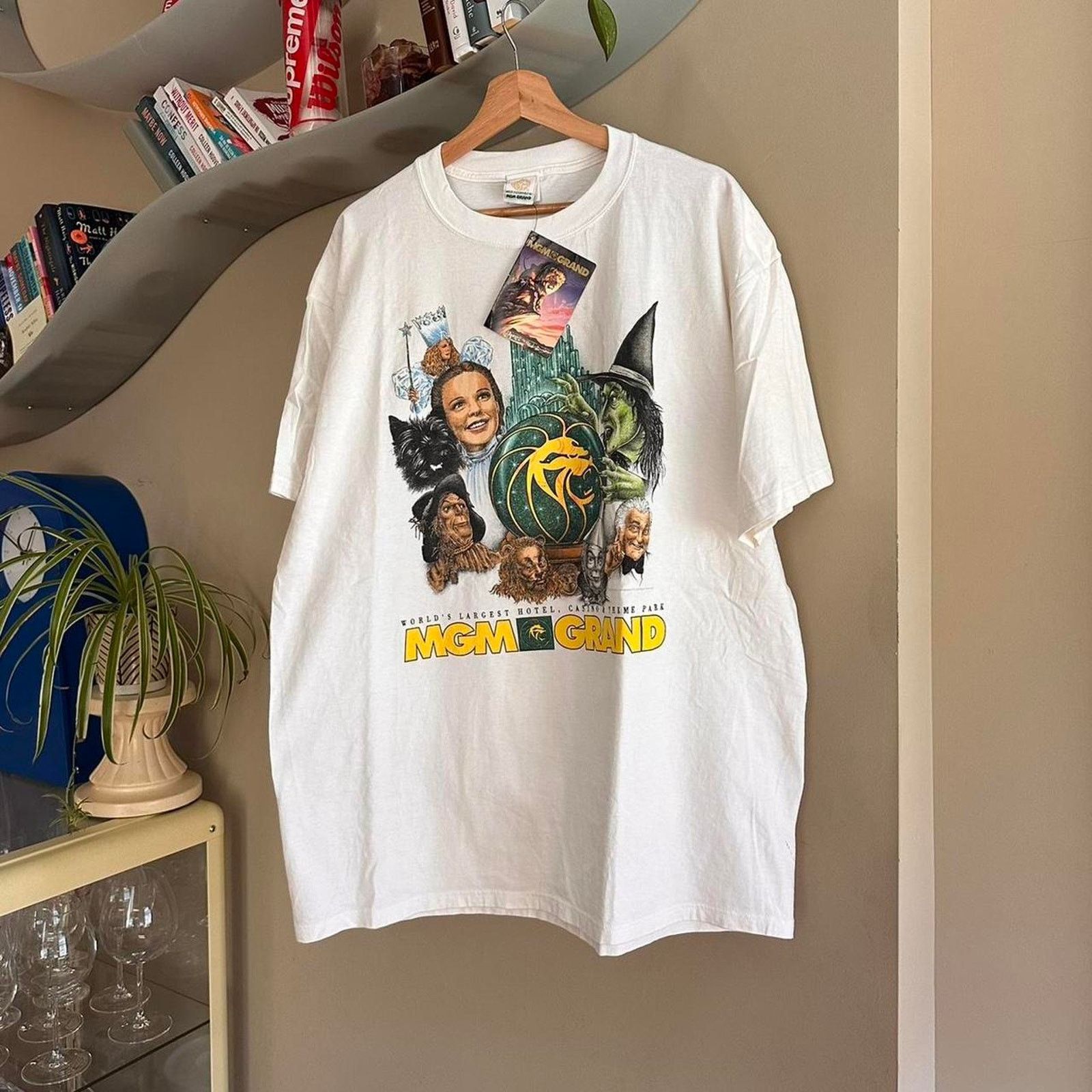 Vintage Vintage 1993 Wizard of Oz MGM Grand Shirt Size US XL / EU 56 / 4 - 1 Thumbnail