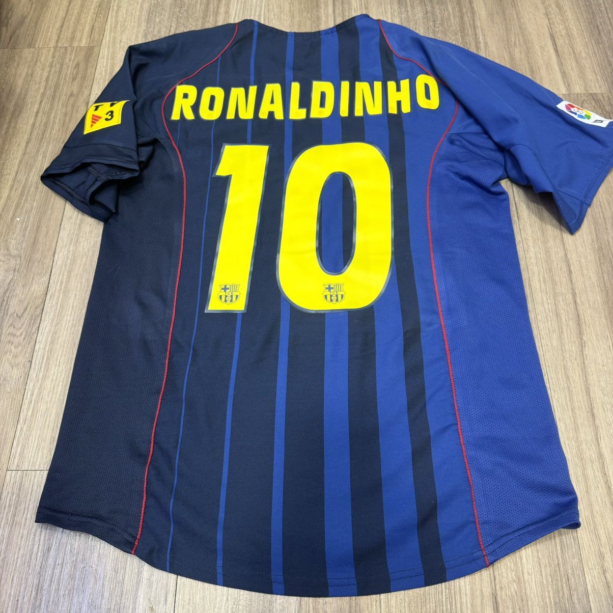 Vintage Barcelona 04/05 away shirt #10 Ronaldinho Size US M / EU 48-50 / 2 - 2 Thumbnail