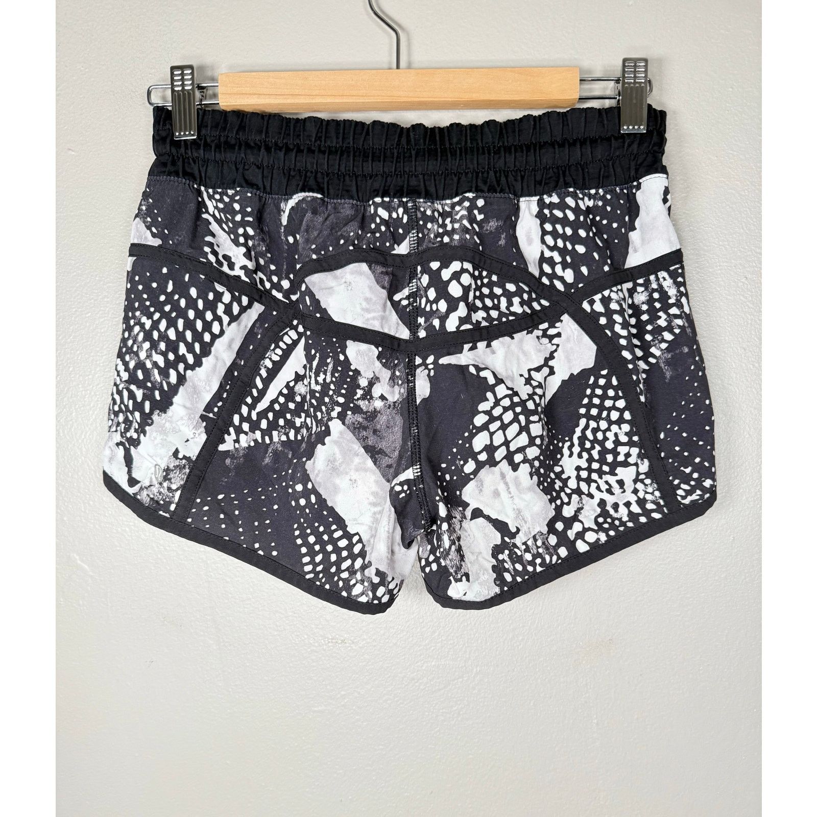 Lululemon Lululemon Speed Short lined sized 4 Pristine! Size 27" / US 4 / IT 40 - 5 Thumbnail