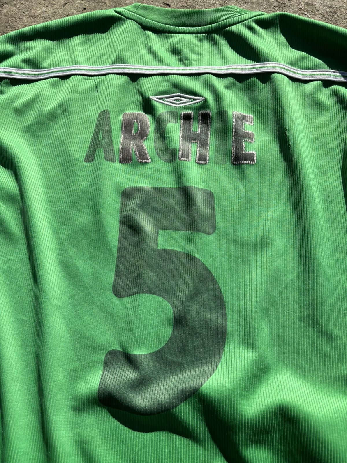 Umbro Vintage Umbro Celtic Archie 5 Carling Jersey Size US L / EU 52-54 / 3 - 11 Thumbnail