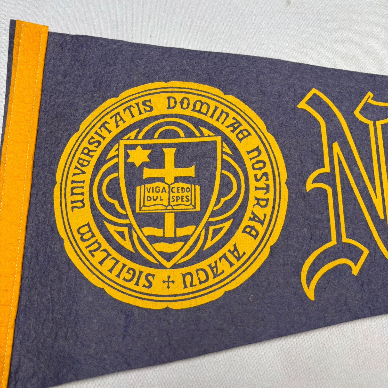 Vintage VTG University of Notre Dame Fighting Irish Felt Pennant 50s Size ONE SIZE - 2 Thumbnail