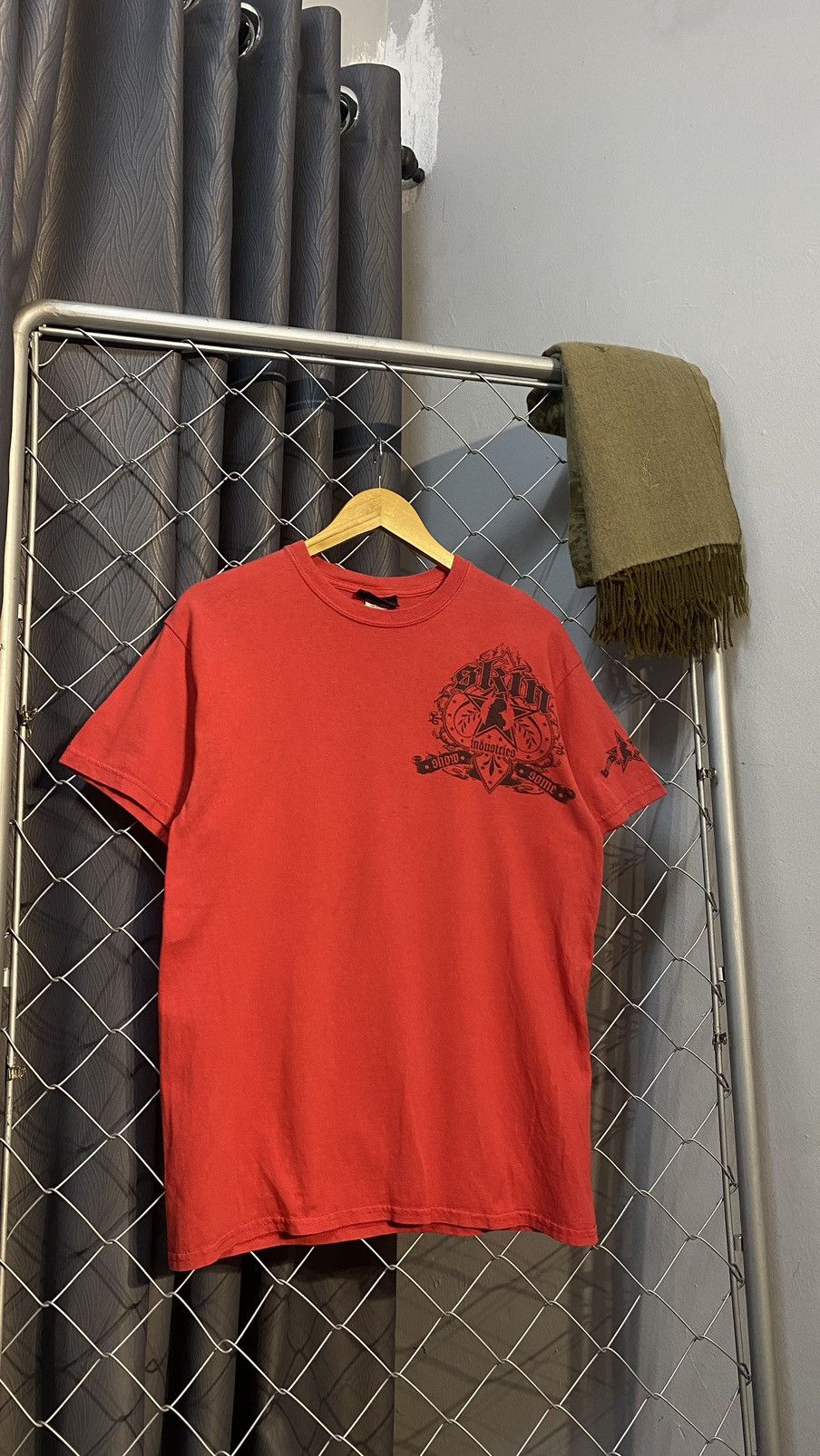 World Industries VINTAGE SKILL INDUSTRIES SKATE GIRL RED SMALL Size US S / EU 44-46 / 1 - 1 Thumbnail