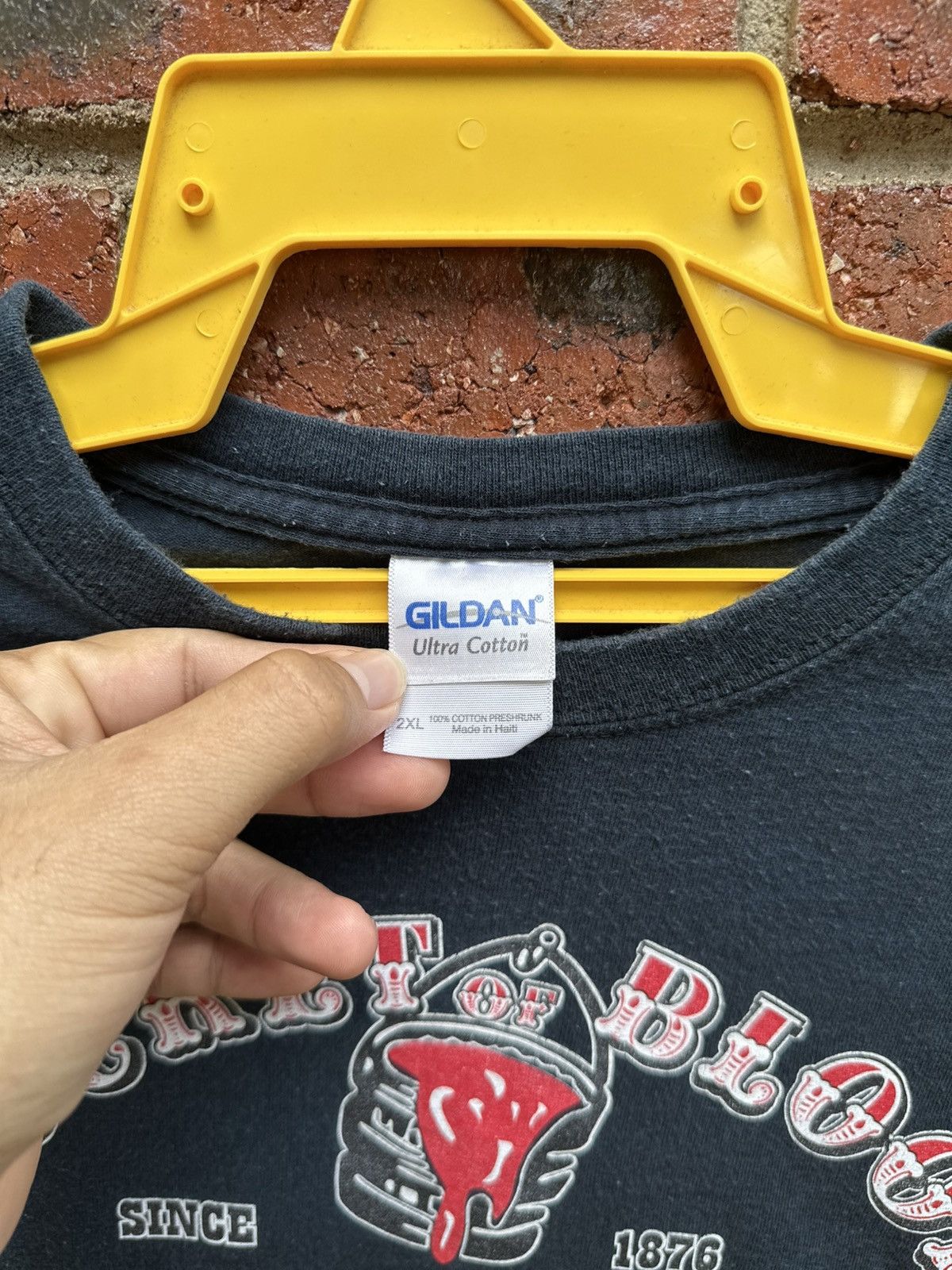 Gildan × Sears × Vintage Vintage Bucket Blood Saloon Faded Tee Size US XXL / EU 58 / 5 - 4 Thumbnail