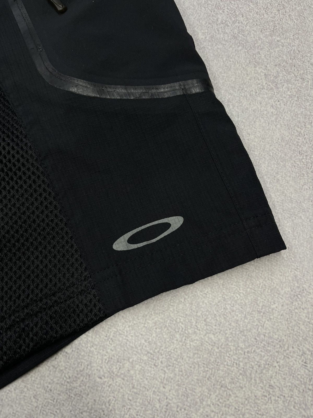 Oakley Vintage Oakley Trail Black Cargo Shorts Big Logo Size US 34 / EU 50 - 7 Thumbnail
