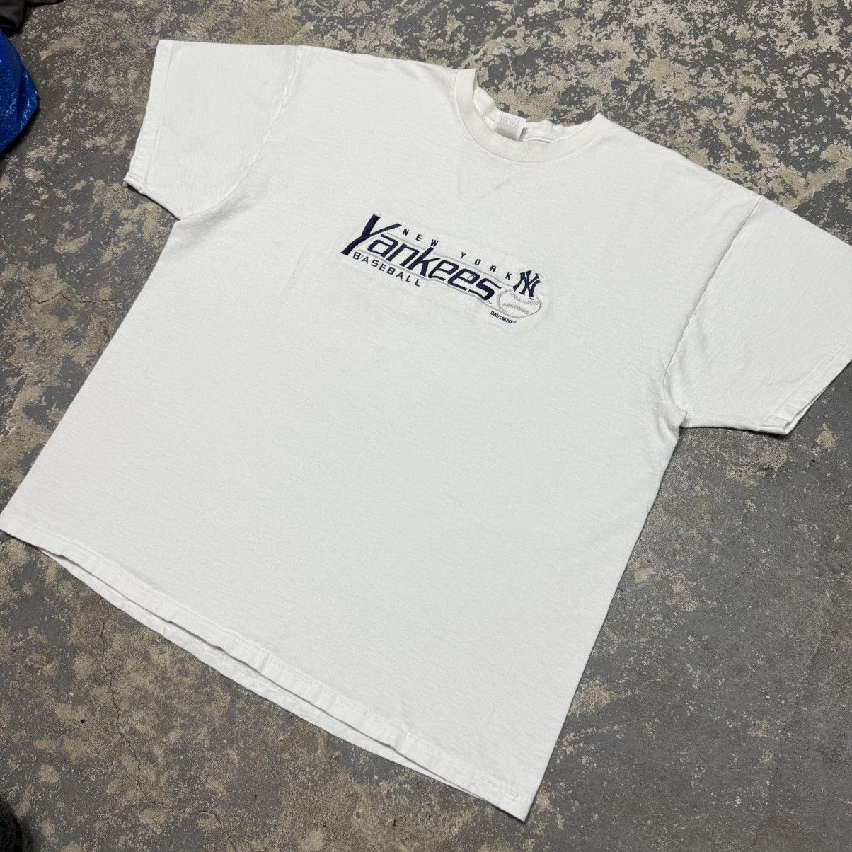 Vintage Vintage New York Yankees White 2001 Tshirt Size US XXL / EU 58 / 5 - 2 Thumbnail