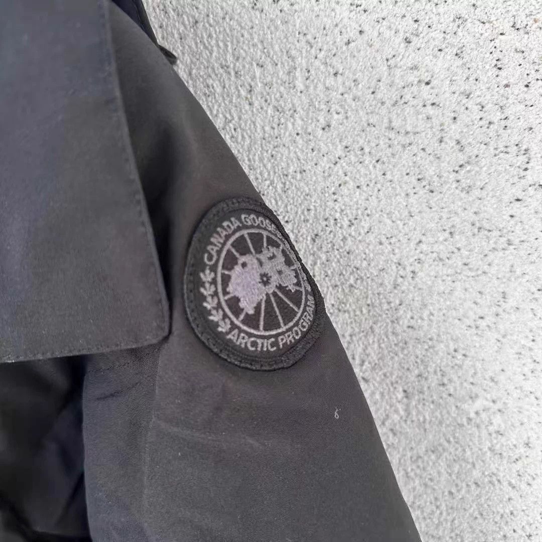 Canada Goose Canada Goose black logo puffer jacket XS like new Size XS / US 0-2 / IT 36-38 - 2 Thumbnail