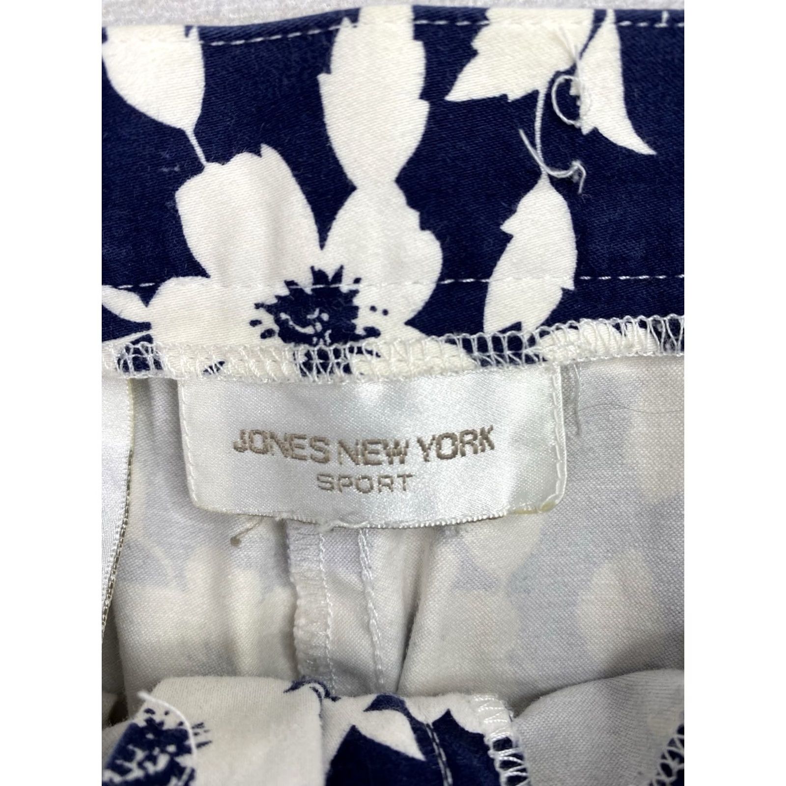 Jones New York VINTAGE Jones New York Crop Pants Sz 12 Blue White Floral Boho Stretch Capri Hawaiian Girls Size 34" / US 12 / IT 48 - 3 Thumbnail