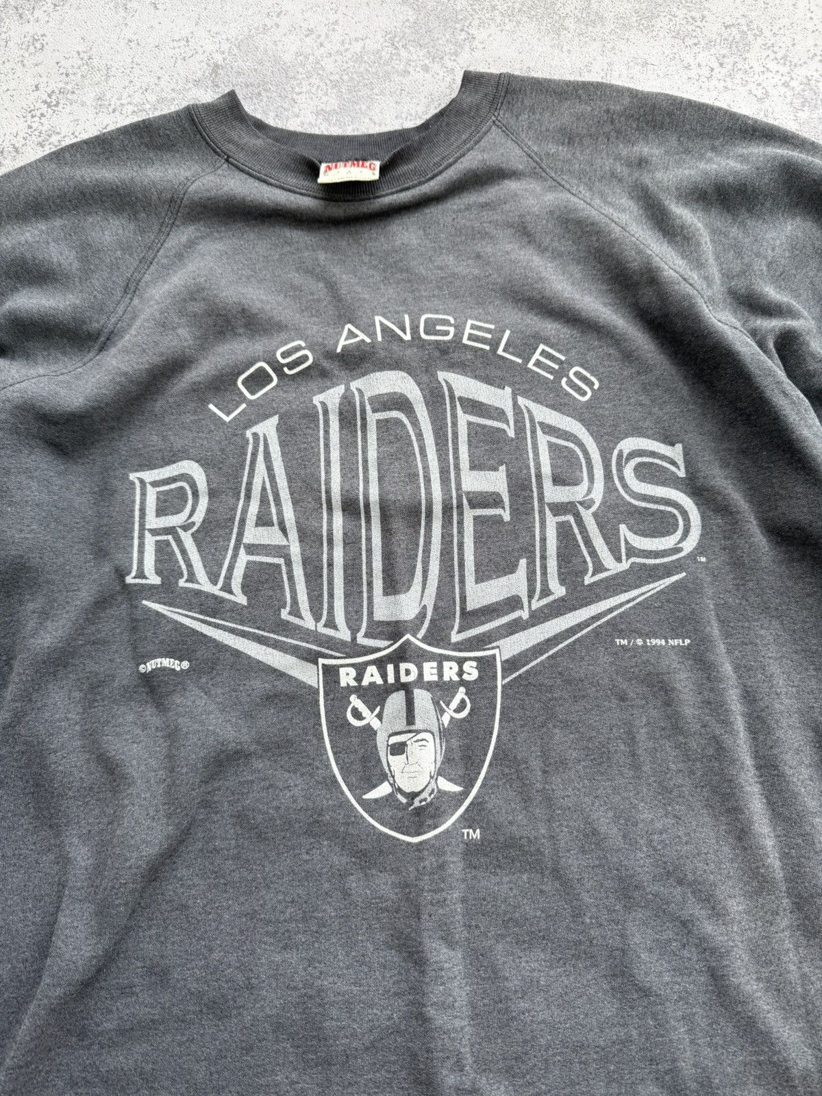 NFL × Nutmeg × Vintage Vintage 1994 Los Angeles Raiders Nutmeg Sweatshirt Shirt Size US XL / EU 56 / 4 - 3 Thumbnail