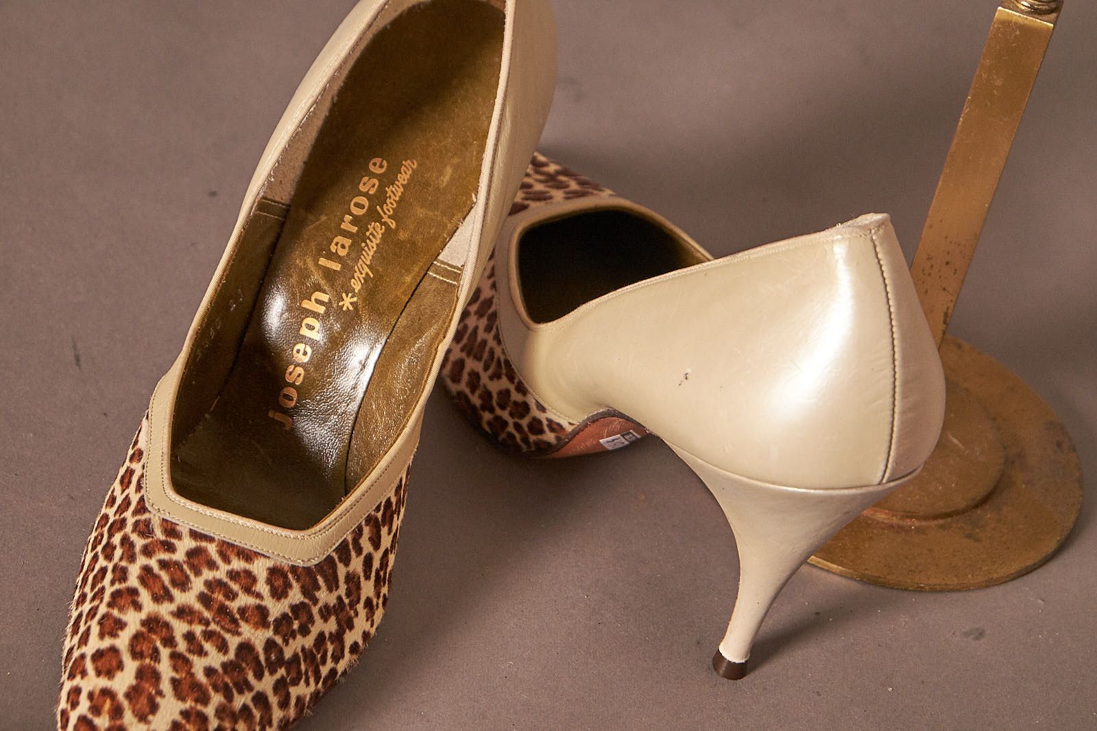 Vintage 1950s Stiletto Patent Leather and Fur Pumps Heels Size US 9.5 / IT 39.5 - 9 Thumbnail