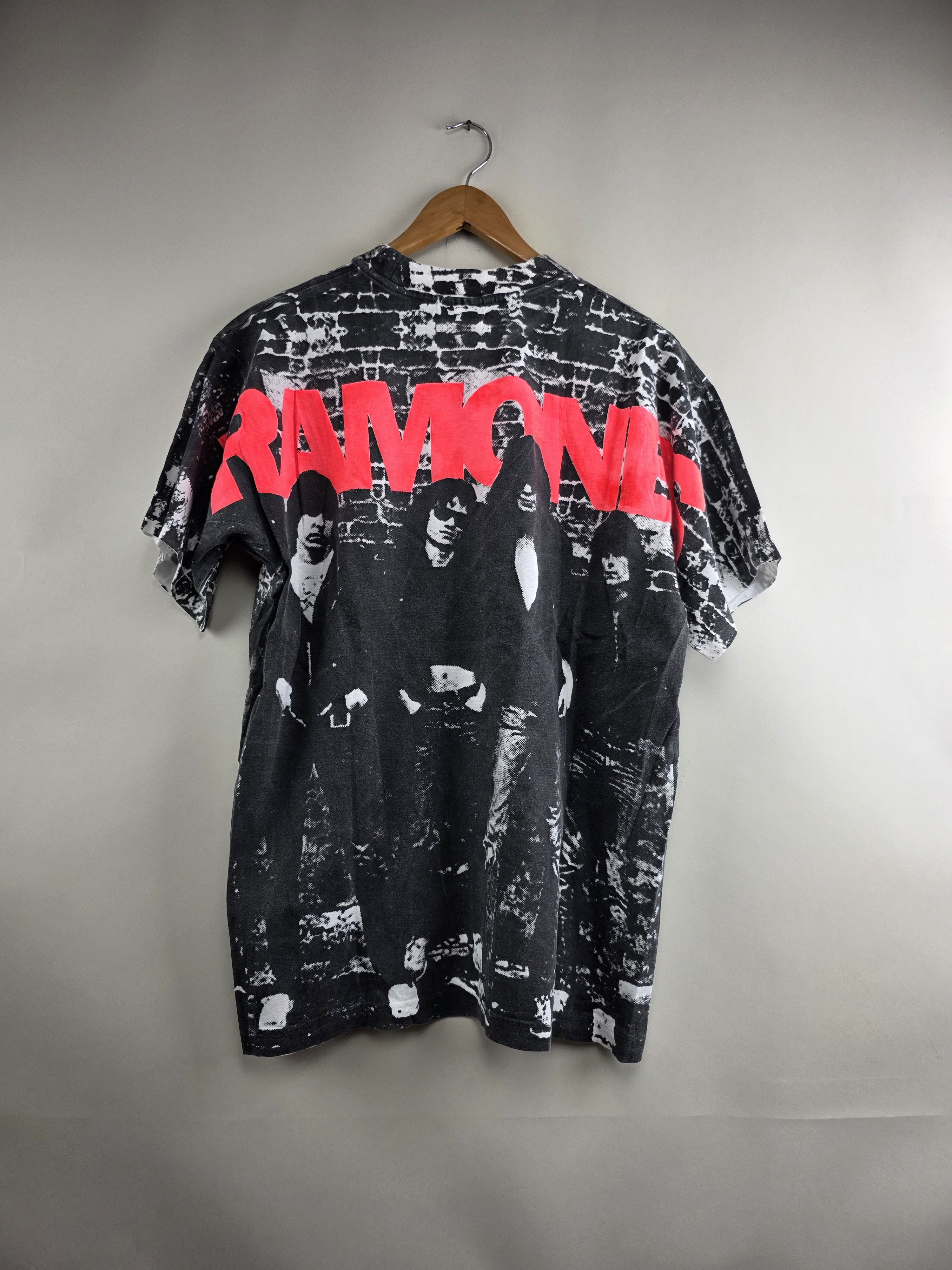 Band Tees × Vintage 90s The Ramones All over print L 21" 28.5" Size US L / EU 52-54 / 3 - 6 Thumbnail