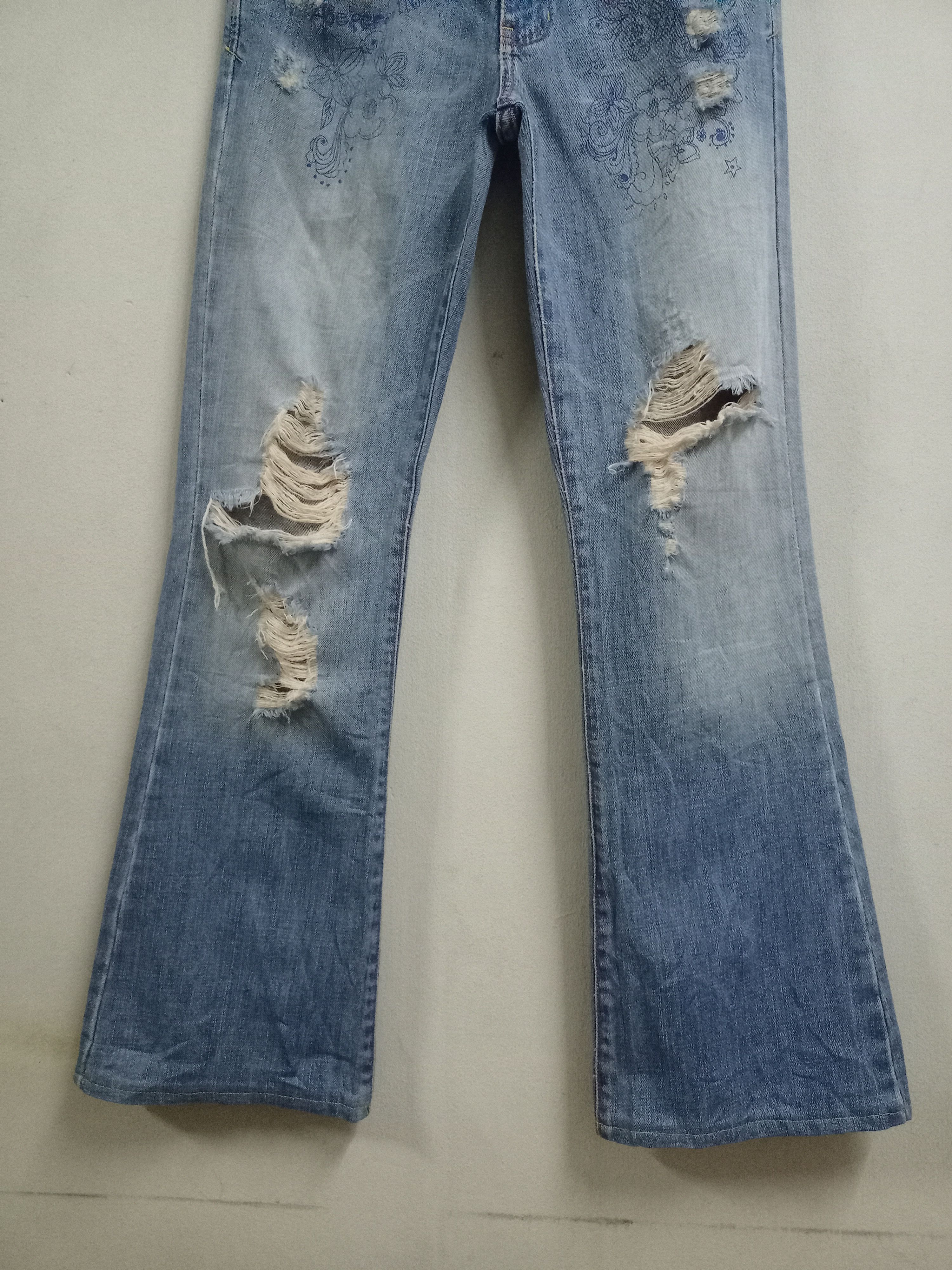 Abercrombie & Fitch Vintage Abercrombie Art Drawing Distressed Flare Jeans Size 30" / US 8 / IT 44 - 6 Thumbnail