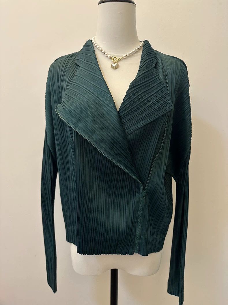 Issey Miyake Issey Miyake size:2 Green pleated coat Size M / US 6-8 / IT 42-44 - 1 Thumbnail