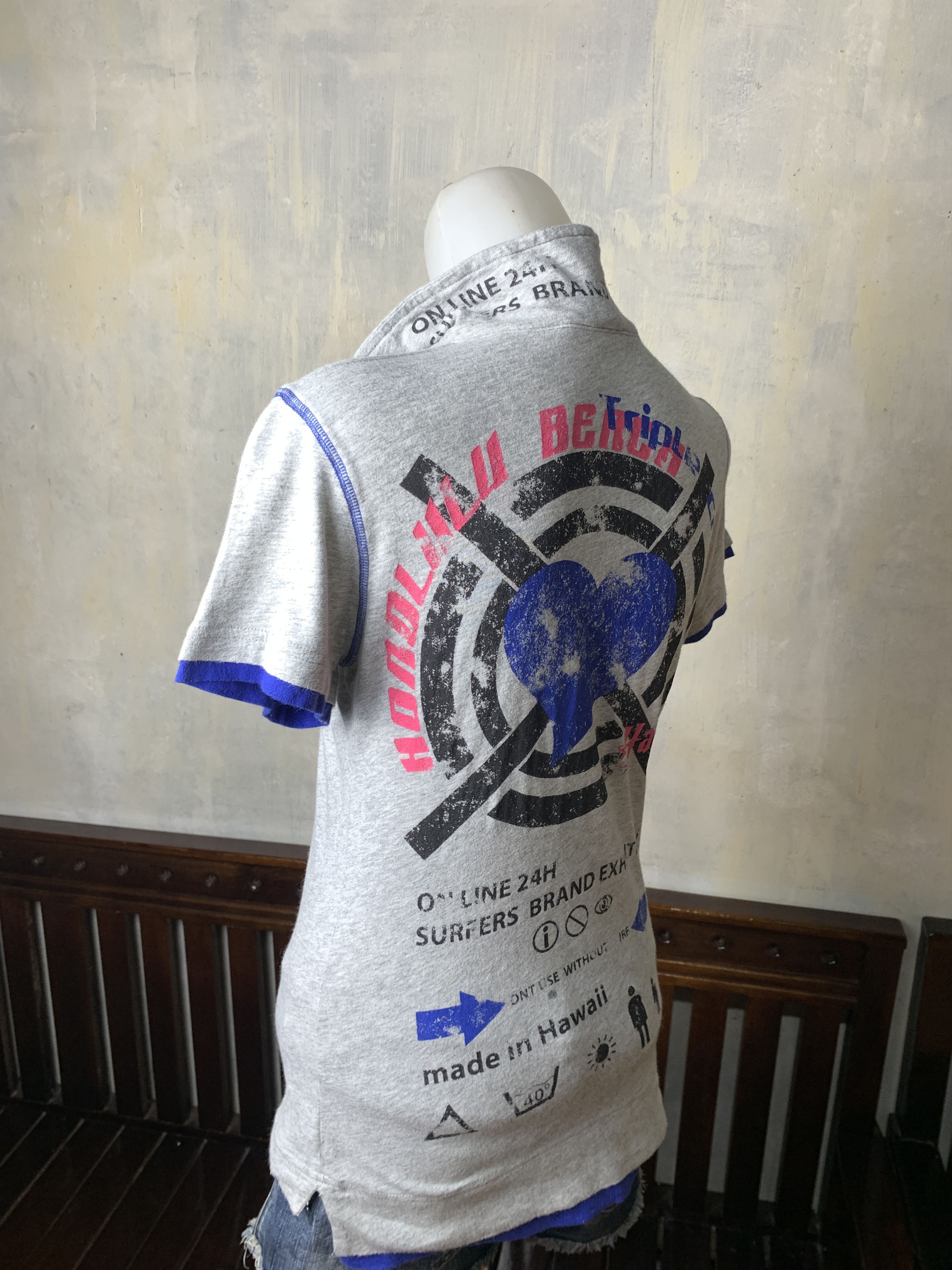 Japanese Brand CO&LU Gray Online Type Graphic Polo (S) Size S / US 4 / IT 40 - 2 Thumbnail
