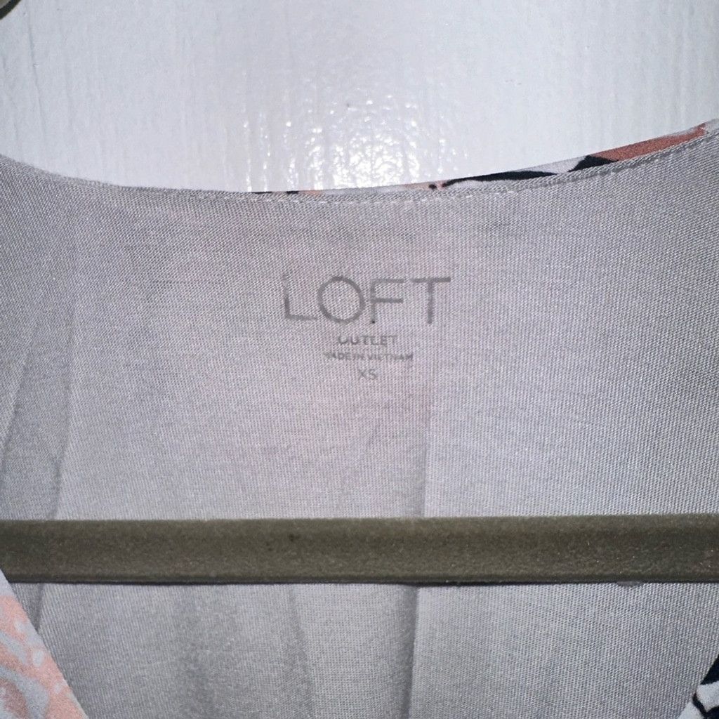 Loft LOFT Outlet Soft Gray Sleeveless V-Neck w/Floral Print Size XS / US 0-2 / IT 36-38 - 2 Thumbnail
