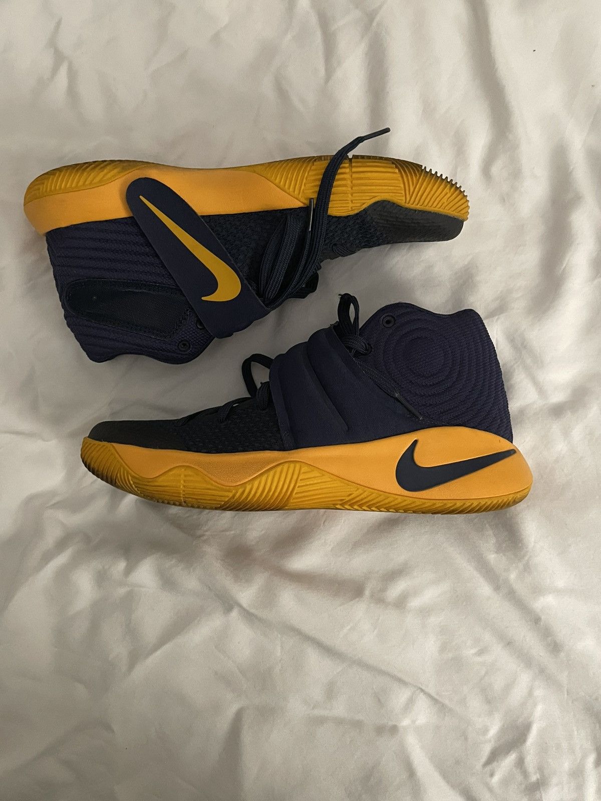 Nike Nike Kyrie 2 Cavs Size US 8.5 / EU 41-42 - 1 Thumbnail