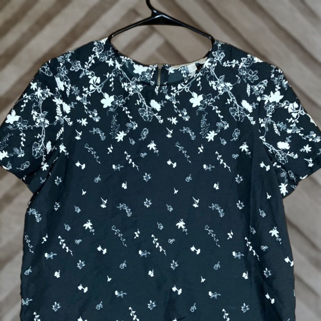Banana Republic Banana Republic Womens Blouse Black White Floral Short Sleeve Petite XS Blouse Casual Workwear Travel Size XS / US 0-2 / IT 36-38 - 1 Thumbnail