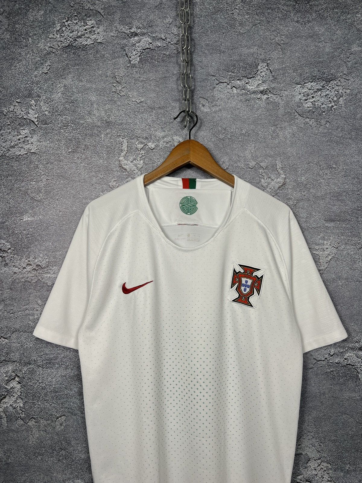 Nike Vintage Nike Portugal 2018 Away Jersey T-shirt Size L Size US L / EU 52-54 / 3 - 2 Thumbnail