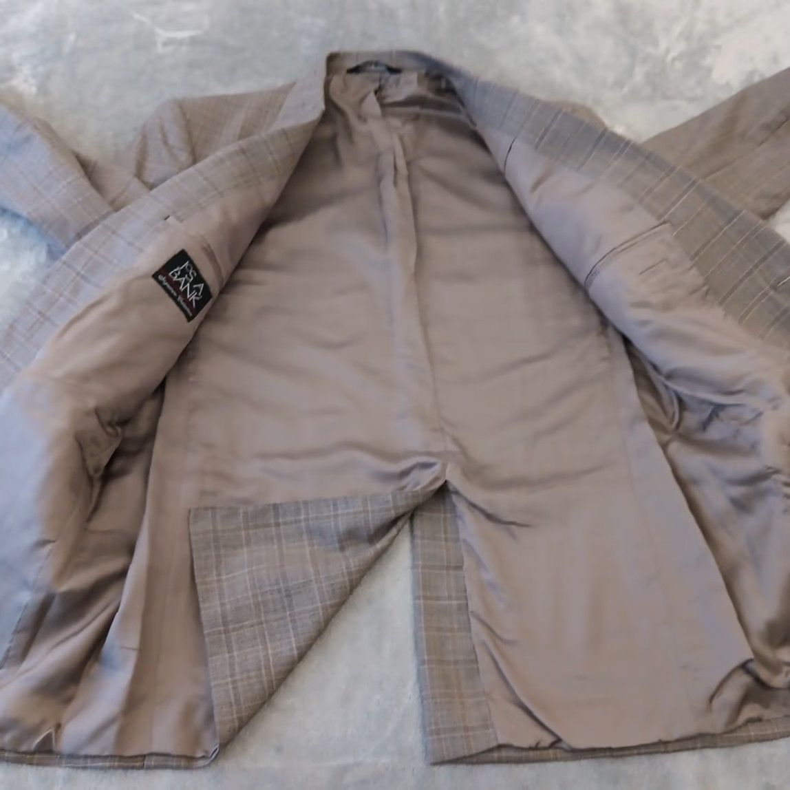 Jos. A. Bank Jos. A. Bank Blazer Mens 42 Gray Plaid Wool Two Button Single Vent Notch Lapel Regular Size 42 Jacket Front Button Style Two-Button 2 Piece Size 42R - 7 Thumbnail