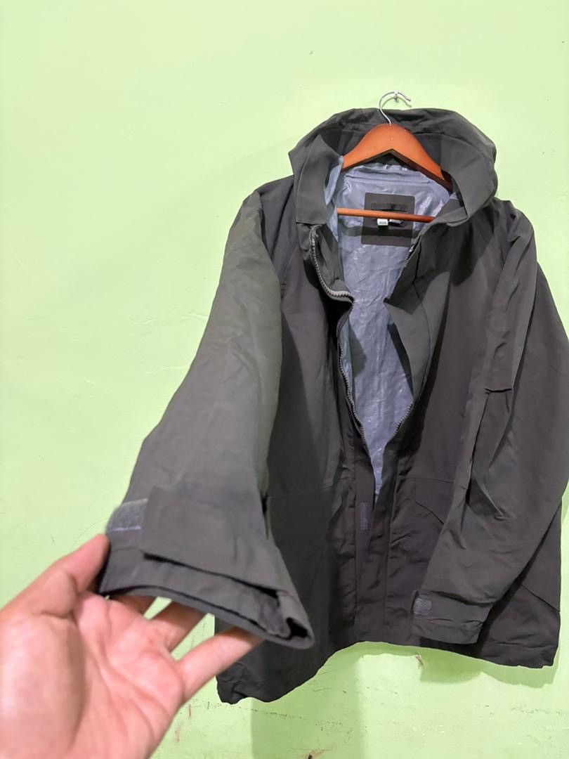 Lemaire Lemaire X Uniqlo Waterproof Jacket Olive Color with Hoodies Size US L / EU 52-54 / 3 - 2 Thumbnail