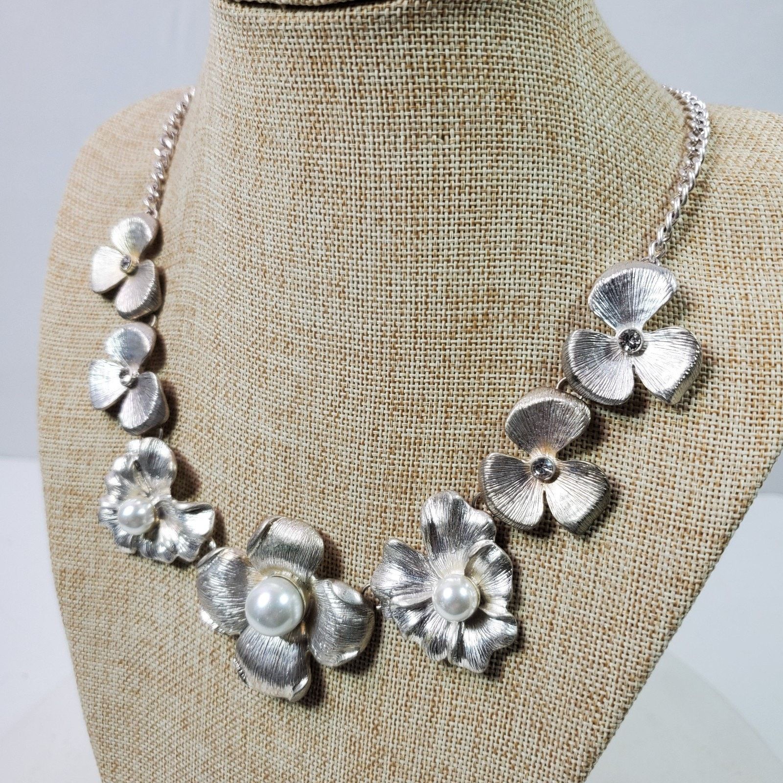 The Unbranded Brand Casual Career Flower Necklace 20 Inch Silver Tone Beaded Size ONE SIZE - 3 Thumbnail