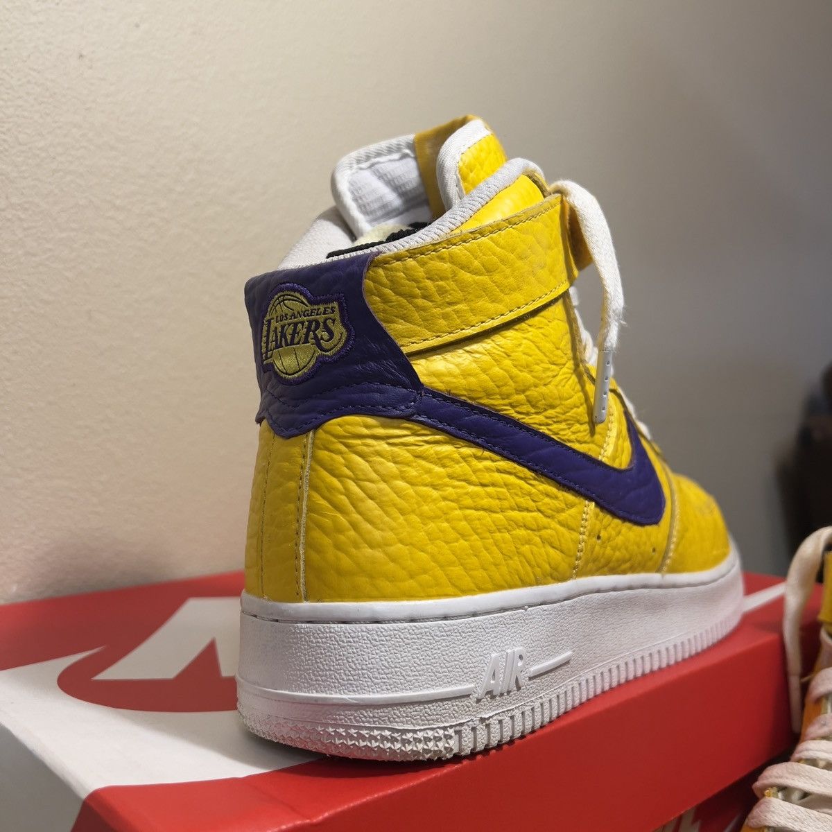 NBA × Nike Nike ID Lakers Air Force 1 Mid Size US 8 / EU 41 - 3 Thumbnail