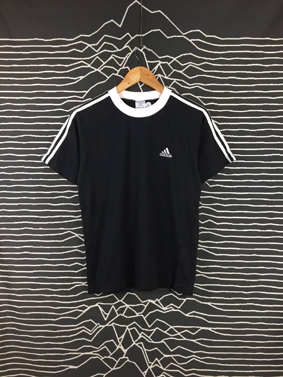 Adidas Adidas Three Stripes Small Logo Sportswear Tee Size US S / EU 44-46 / 1 - 1 Thumbnail