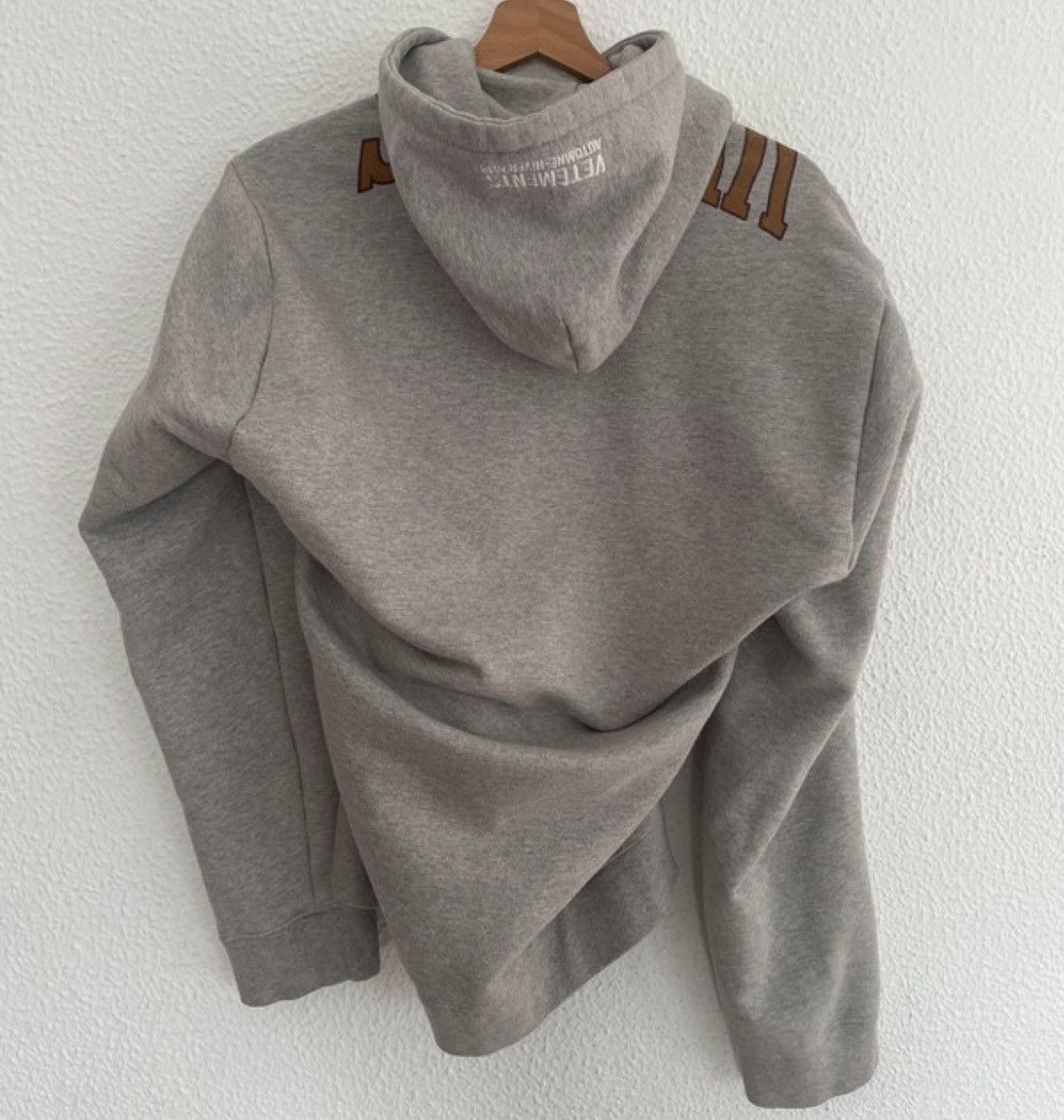Vetements Vetements Misplaced Logo Hoodie Size US S / EU 44-46 / 1 - 1 Thumbnail