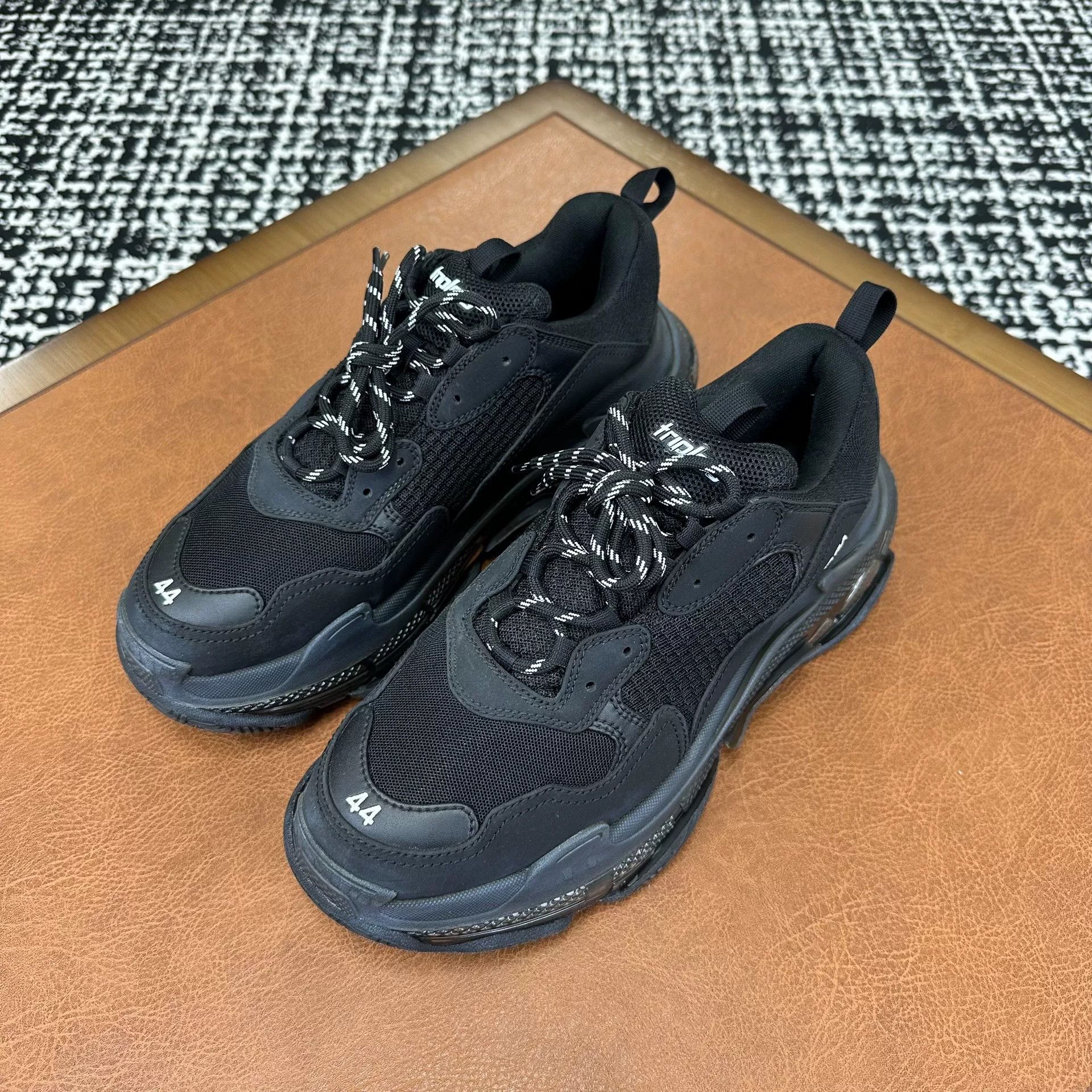 Balenciaga Balenciaga Distressed Lowtop Sneakers 11 Men Size US 11 / EU 44 - 1 Thumbnail