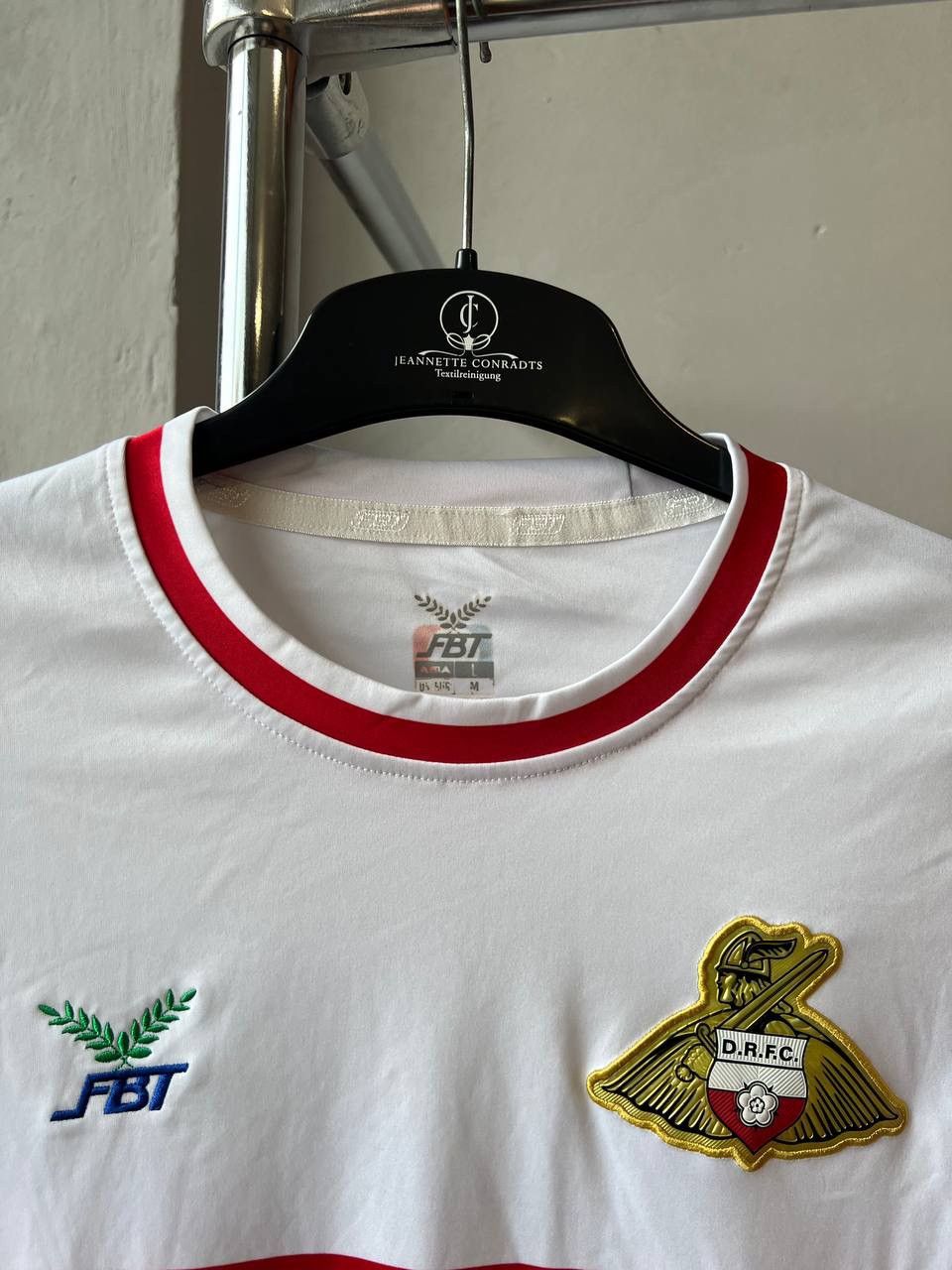 Sports Specialties 2017/18 DONCASTER ROVERS FTB HOME SOCCER JERSEY SHIRT SZ M Size US M / EU 48-50 / 2 - 4 Thumbnail