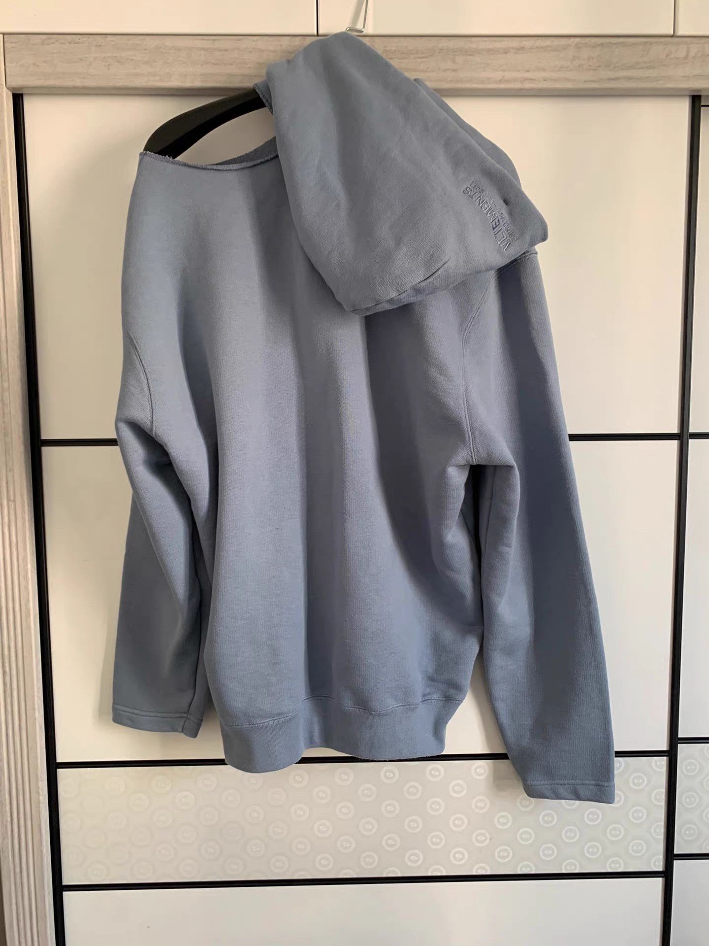 Vetements Vetements Off-Shoulder Sweatshirt Size XS / US 0-2 / IT 36-38 - 2 Thumbnail