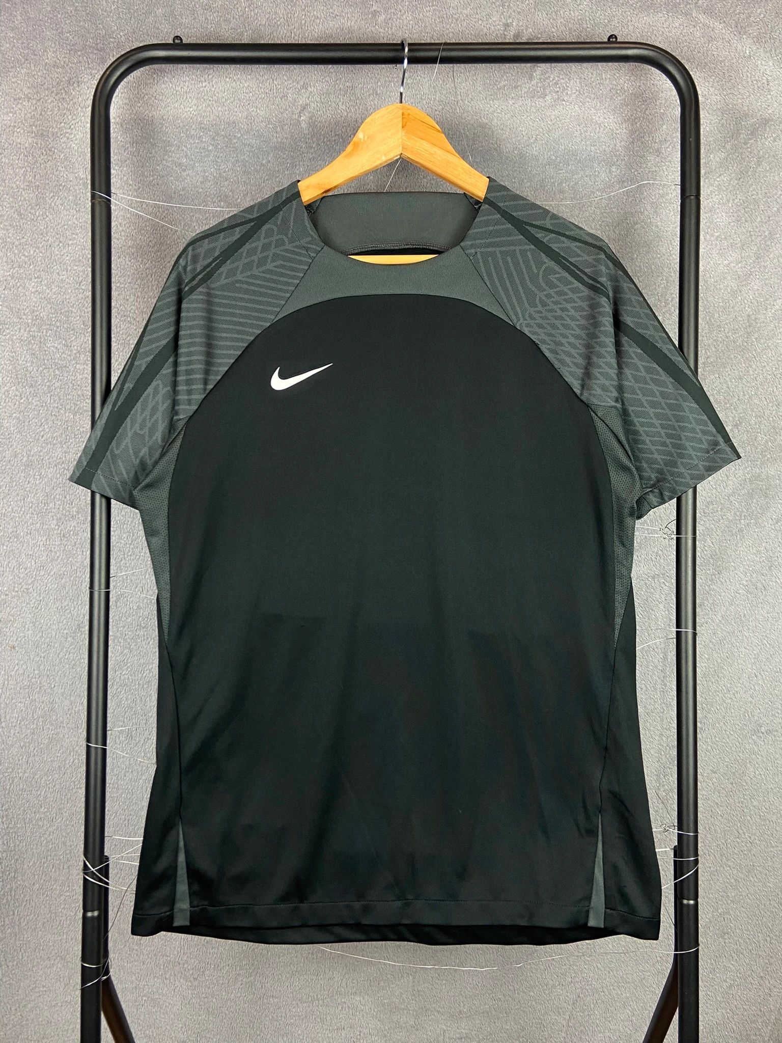 Nike Nike training t-shirt vintage sportswear rare black swoosh Size US L / EU 52-54 / 3 - 1 Thumbnail