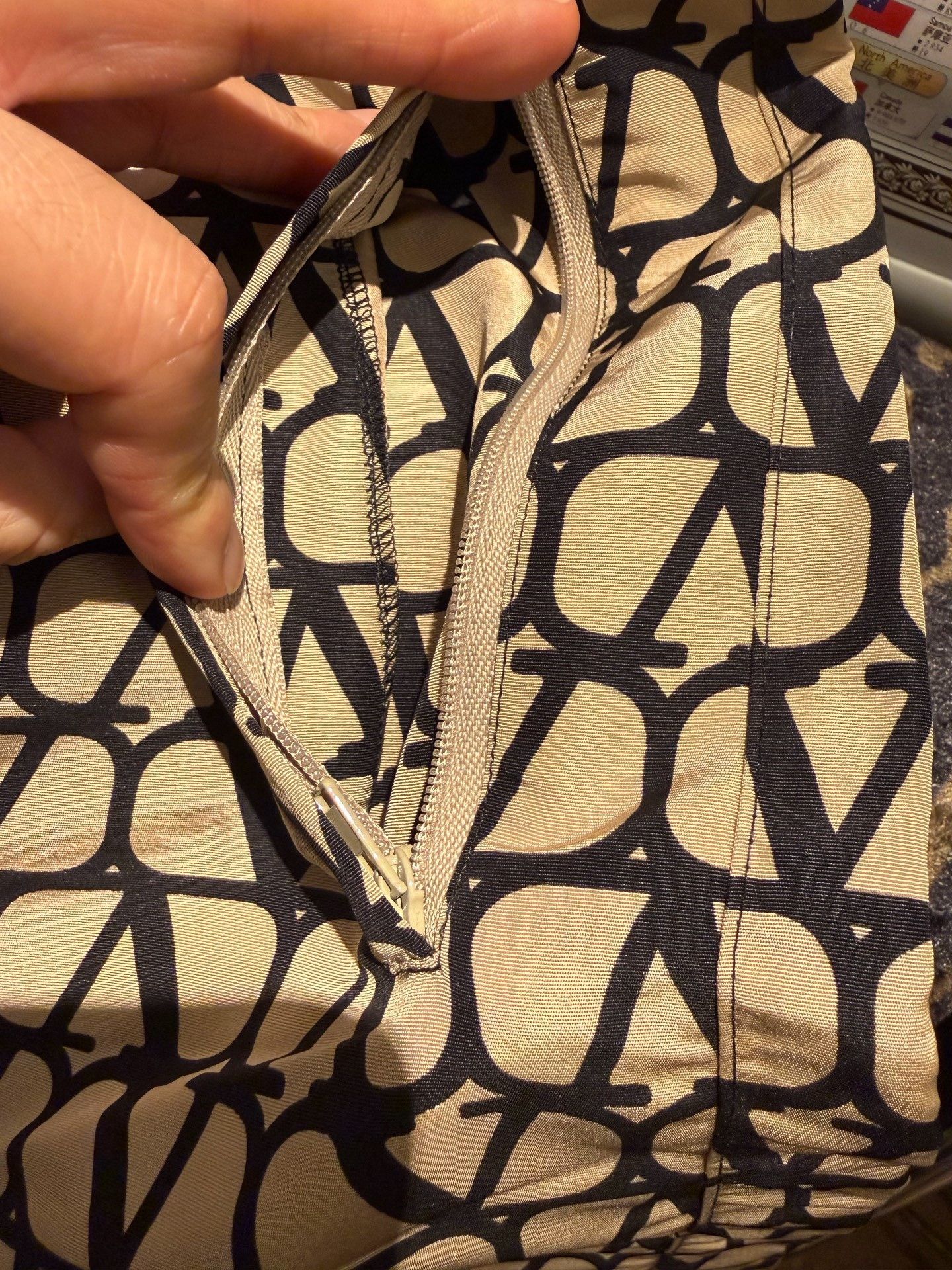 Valentino Valentino Silk Beige V Logo Shorts Size US 30 / EU 46 - 5 Thumbnail