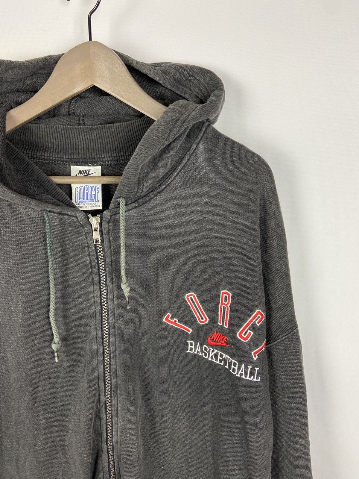 Nike × Vintage Vintage 90 s Nike Force Basketball Zip Hoodie Hooded Faded Size US L / EU 52-54 / 3 - 3 Thumbnail