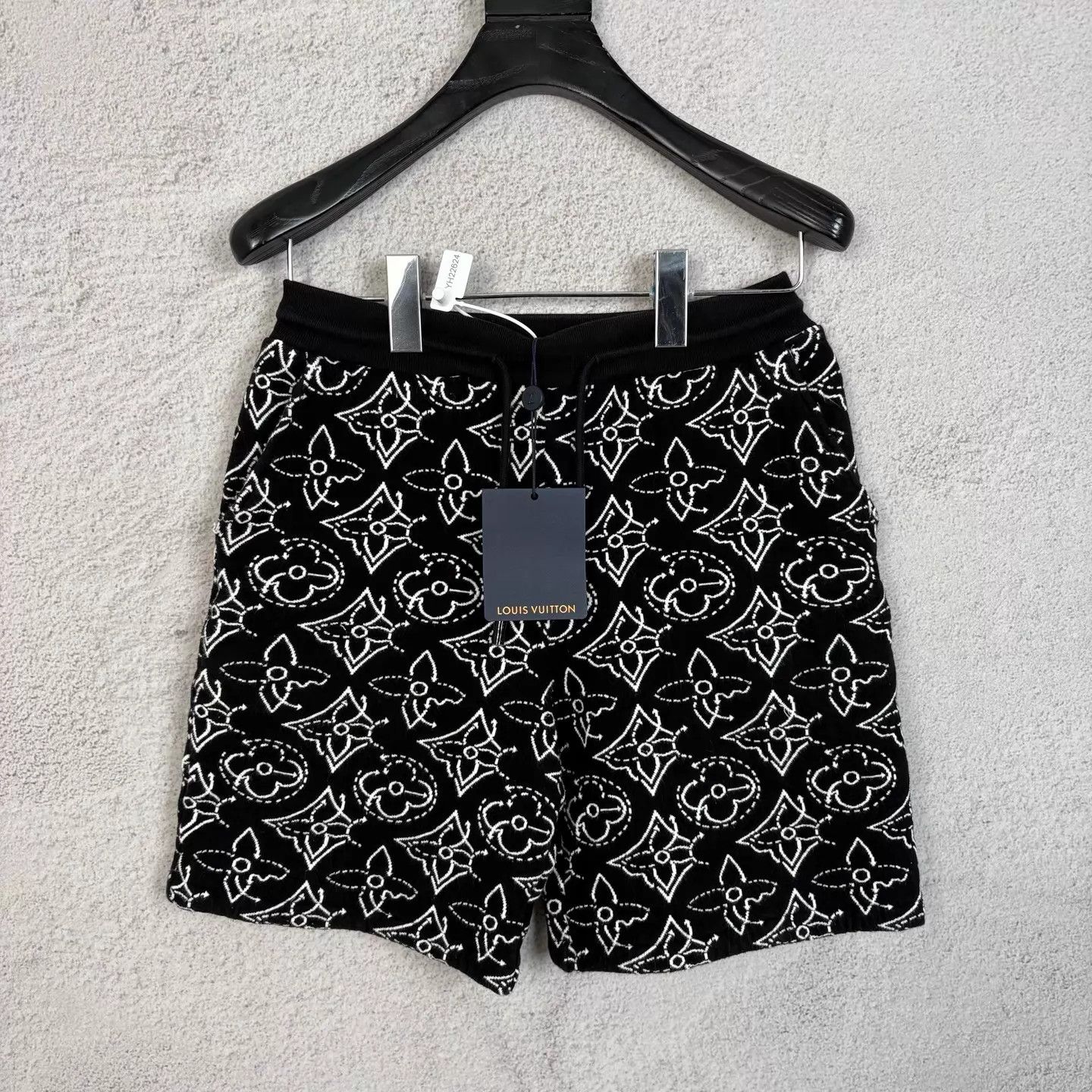 Louis Vuitton LV Men's Black Floral All-Over Print Shorts XS (New) Size US 26 / EU 42 - 1 Thumbnail