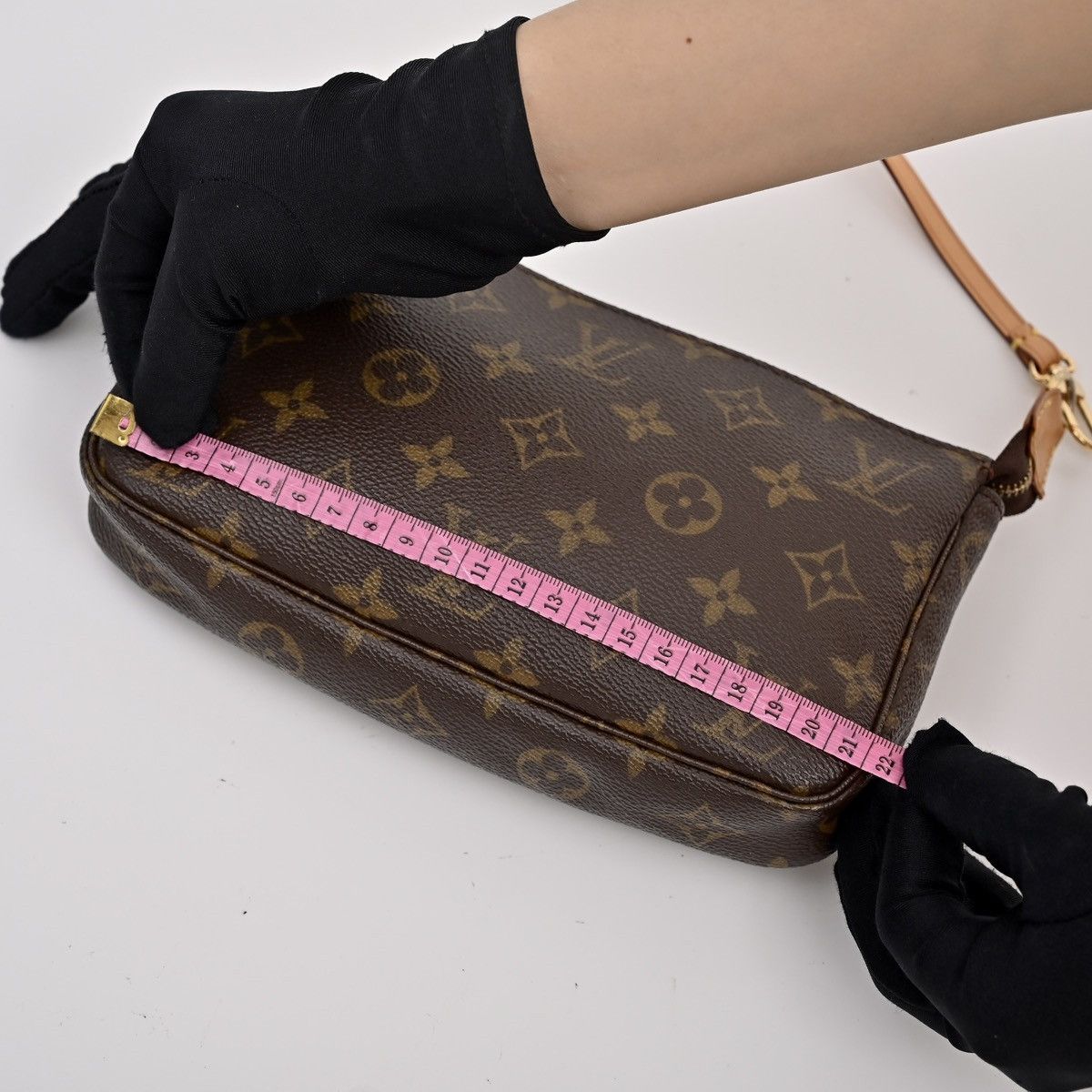 Louis Vuitton Louis Vuitton Pochette Accessoires Monogram Leather Bag Size ONE SIZE - 10 Thumbnail