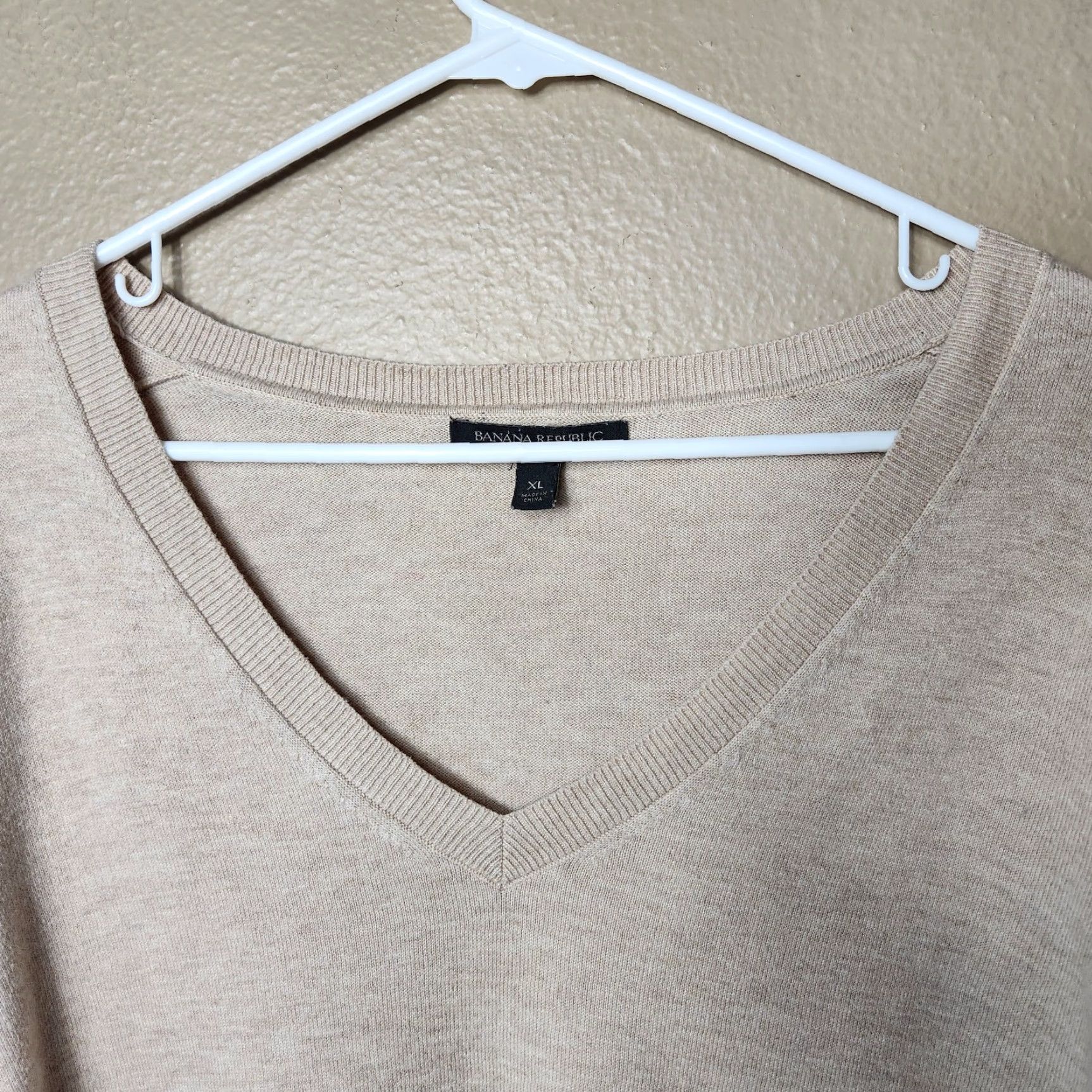 Banana Republic Banana Republic Womens XL Beige Cotton Blend Ruffle Cuff V-neck Sweater Size XL / US 12-14 / IT 48-50 - 2 Thumbnail