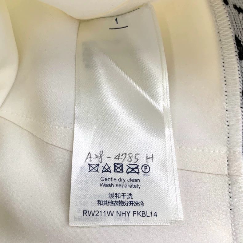 Louis Vuitton Louis Vuitton White label hem logo presbyopic short sleeve Size S / US 4 / IT 40 - 6 Thumbnail
