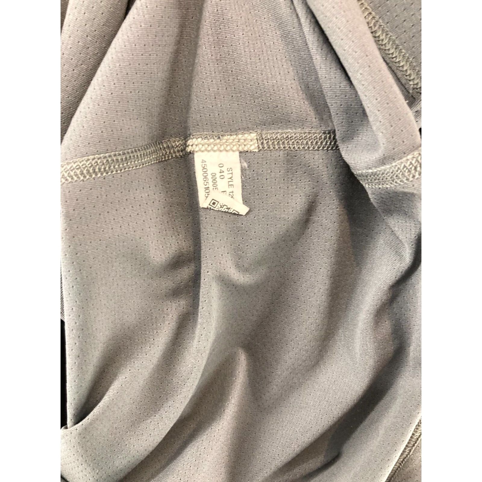 Under Armour Under Armour TShirt Womens Medium Gray HearGear Athletic V-Neck Short Sleeve Breathable Lightweight Moisture Wicking Size M / US 6-8 / IT 42-44 - 5 Thumbnail