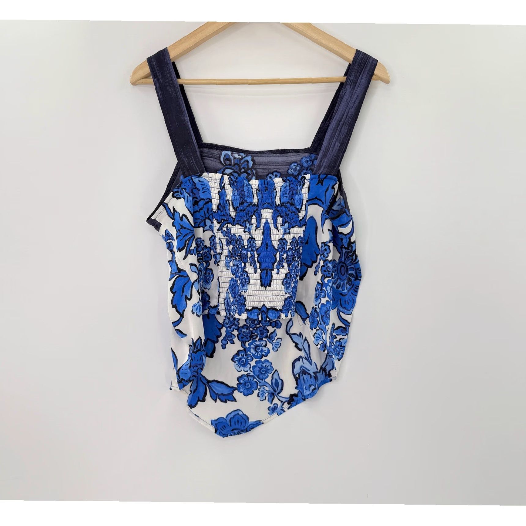 Rachel Zoe VINTAGE Rachel Zoe Floral Tank Top Sleeveless White Blue Patterned Smocked Casual Size L / US 10 / IT 46 - 2 Thumbnail