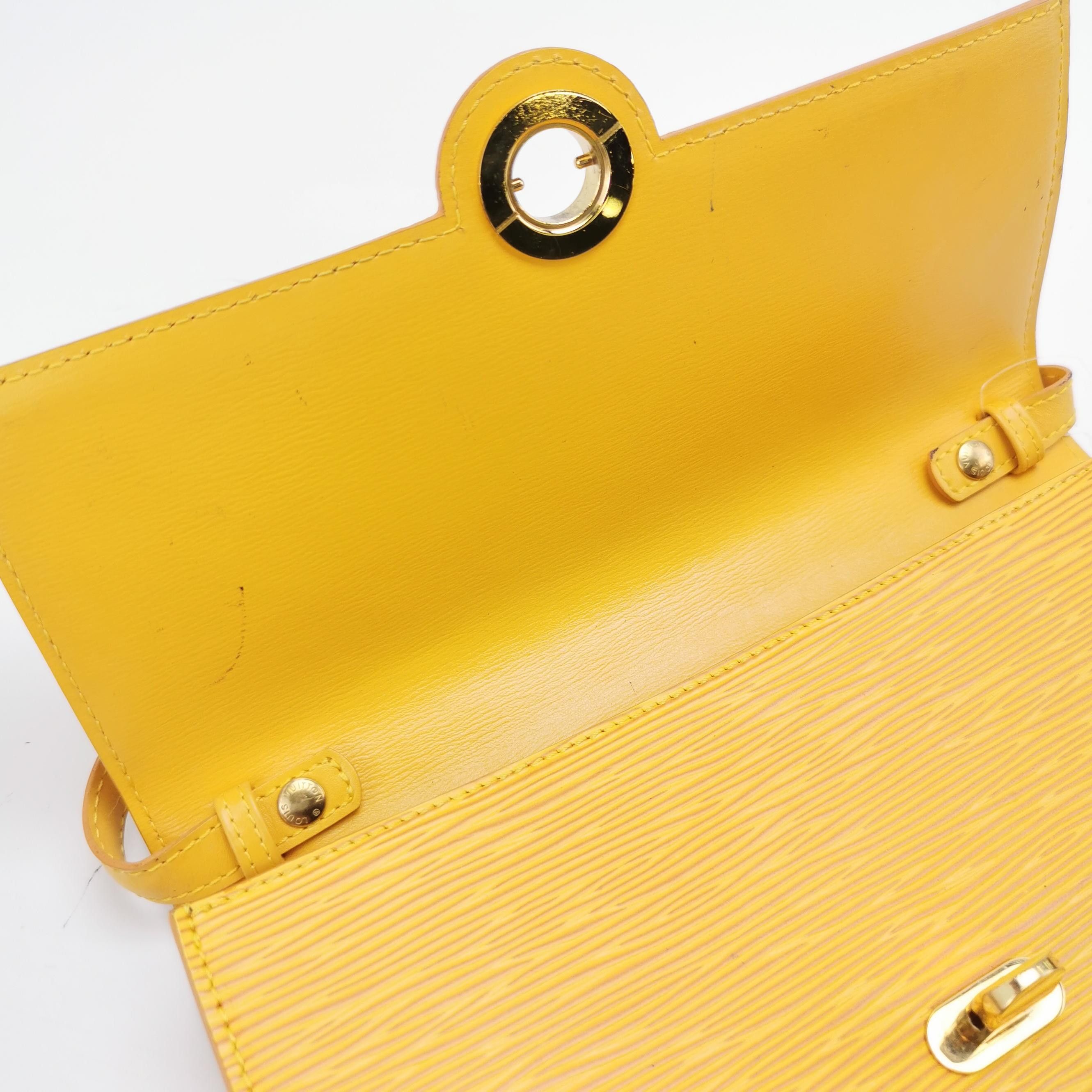 Louis Vuitton Louis Vuitton (LV) Cowhide solid color water ripple lock sh Size ONE SIZE - 6 Thumbnail