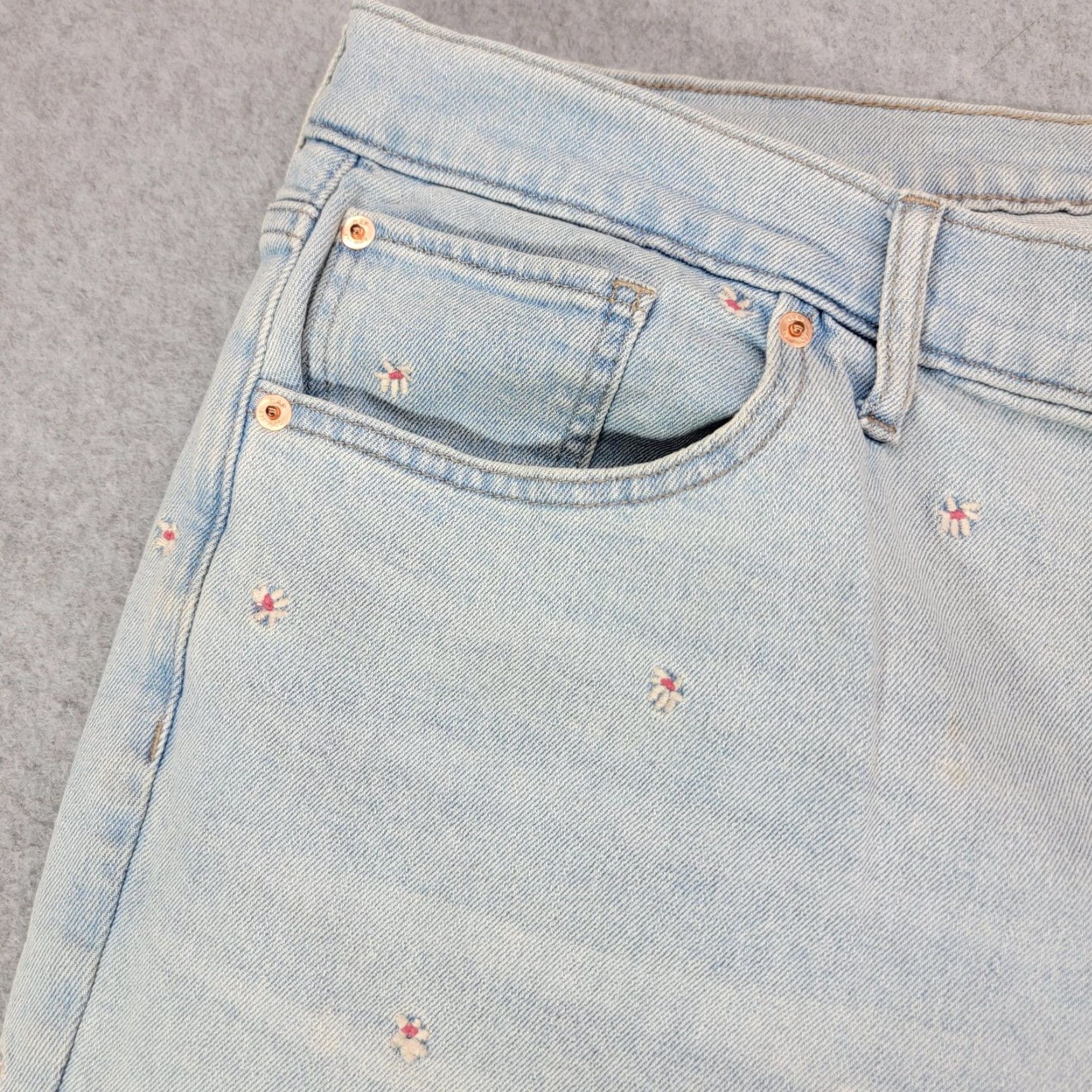 Gap VINTAGE? No. Gap Jeans Womens 18/34 Light Wash Girlfriend Embroidered Floral Raw Hem Denim Shirt Size 40" / US 18 - 3 Thumbnail