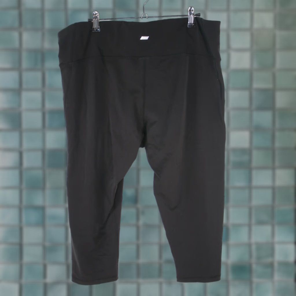Essentials Essentials Slimming Cropped Yoga Pants Womens 2XL Black Activewear Slim Fit 38 in Waist 19 in Inseam Size 40" / US 18 - 1 Thumbnail
