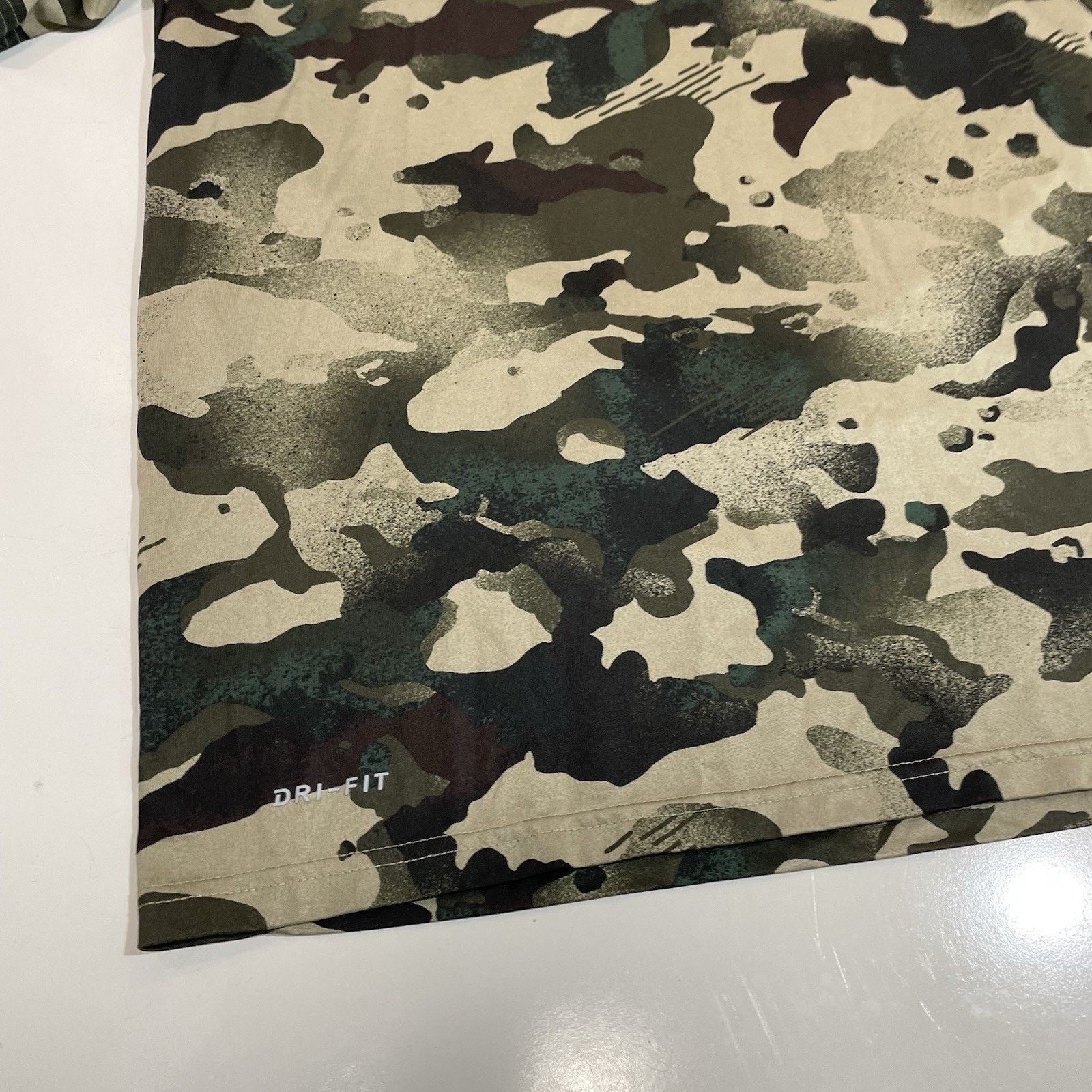 Nike The Nike Tee Mens T-Shirt Large Green Dri-Fit Camo Swoosh Size US L / EU 52-54 / 3 - 2 Thumbnail