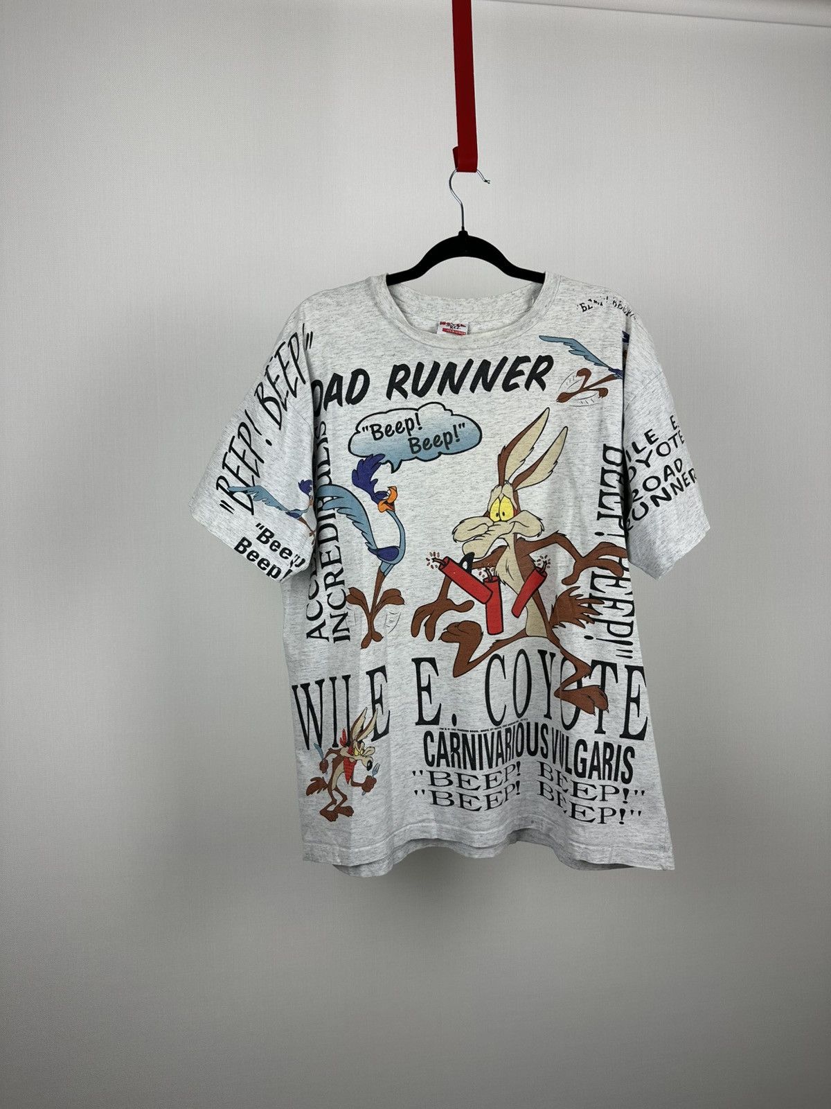 Disney Vintage Wile E Coyote chasing roadrunner t-shirt Size US L / EU 52-54 / 3 - 4 Thumbnail