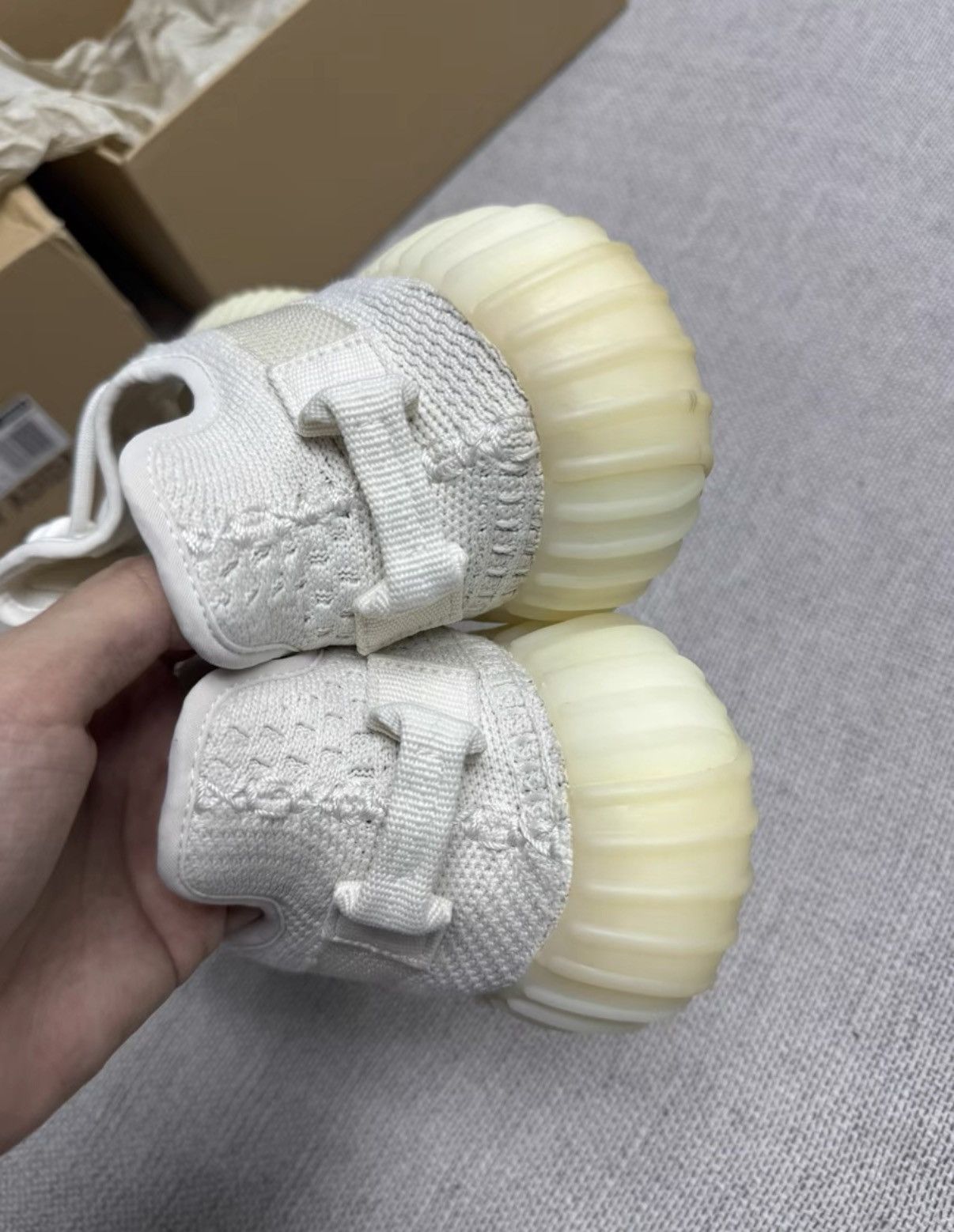 Adidas Adidas Yeezy 350 Bone White 2.0 K37 Size US 6.5 / EU 39-40 - 7 Thumbnail