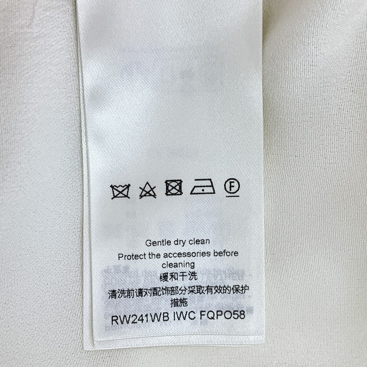 Louis Vuitton Louis Vuitton White Logo Leather Tag Casual Shorts K26WX Size 25" / US 0 / IT 36 - 6 Thumbnail