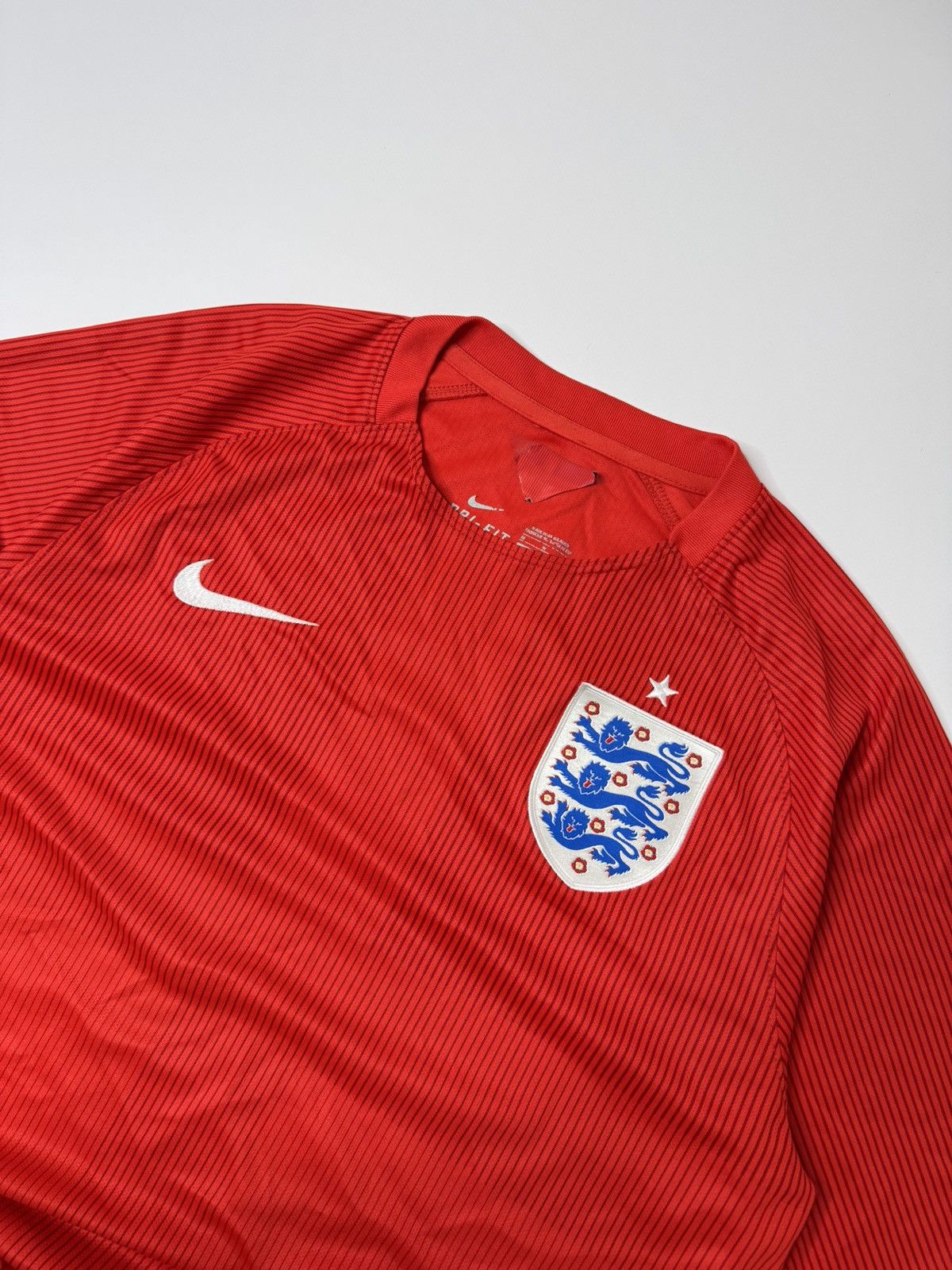 Nike Red England Jersey 2014/2015 away blokecore swag y2k drip Size US M / EU 48-50 / 2 - 2 Thumbnail