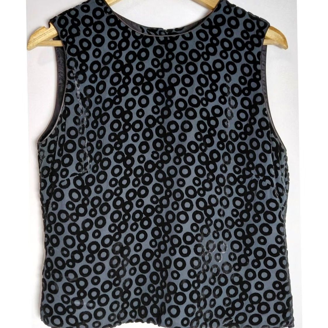 Banana Republic Banana Republic Black Rayon Silk Sleeveless Top Circle Crew Neck Women Size 12 Blouse Casual Workwear Button Handwash? Dry Clean Only Size XL / US 12-14 / IT 48-50 - 2 Thumbnail