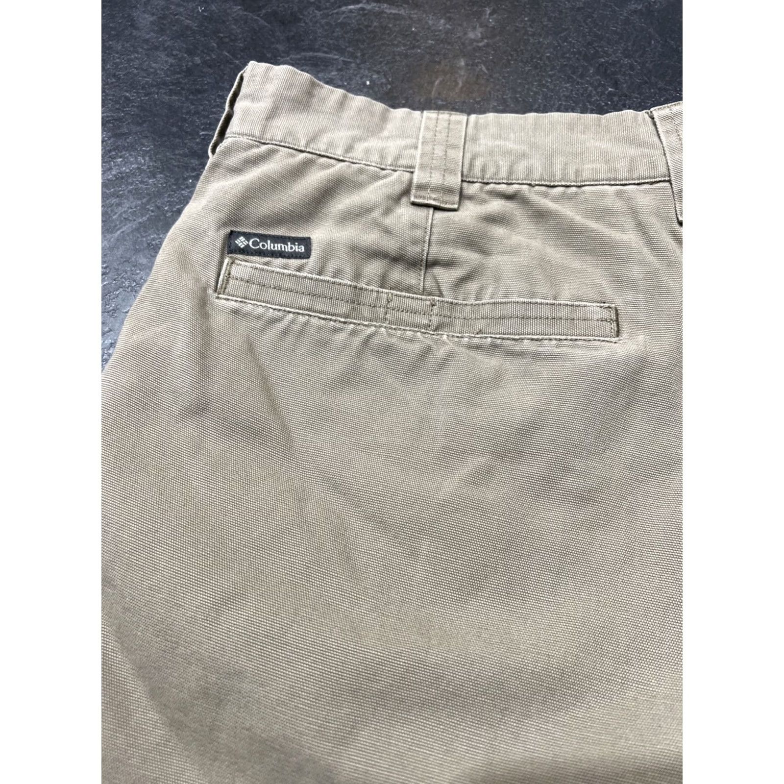 Vintage Columbia Cargo Shorts Mens Beige 36W 8L Cotton Flat Front Pockets Logo Casual Outdoor Regular Size 36-Inch 8-Inseam Size US 36 / EU 52 - 7 Thumbnail